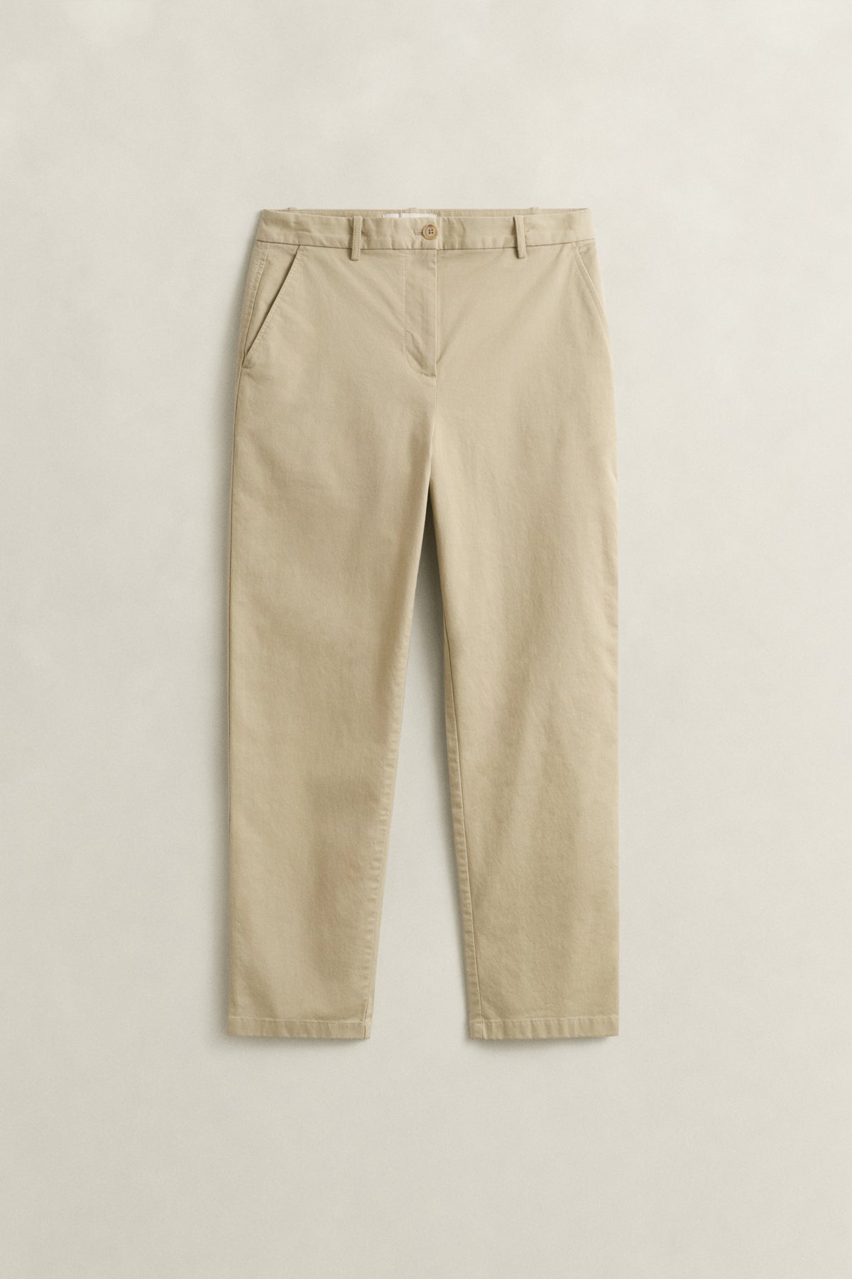 OAT BEIGE, Classic Slim Chinos, FLAT-LAY BY GANT AU.