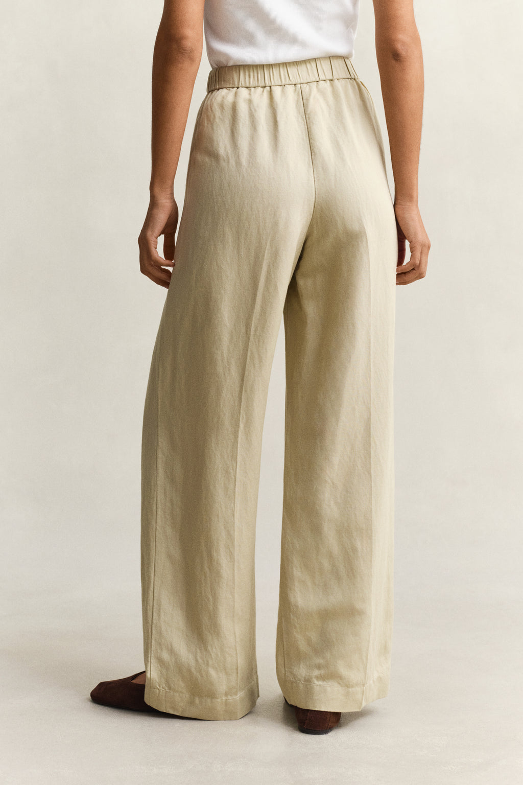 OAT BEIGE, LINEN BLEND PULL ON PANTS, BACK-VIEW BY GANT AU.