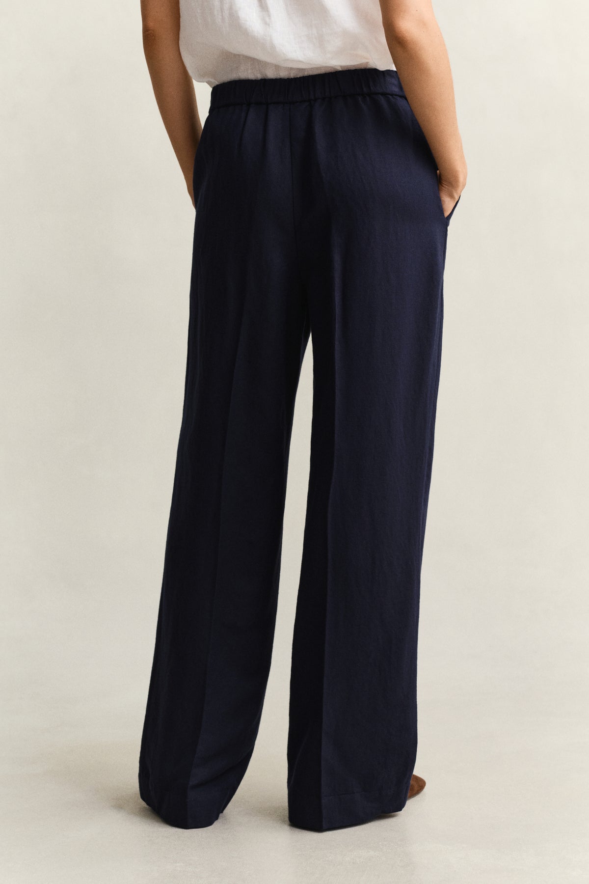 EVENING BLUE, LINEN BLEND PULL ON PANTS, BACK-VIEW BY GANT AU.