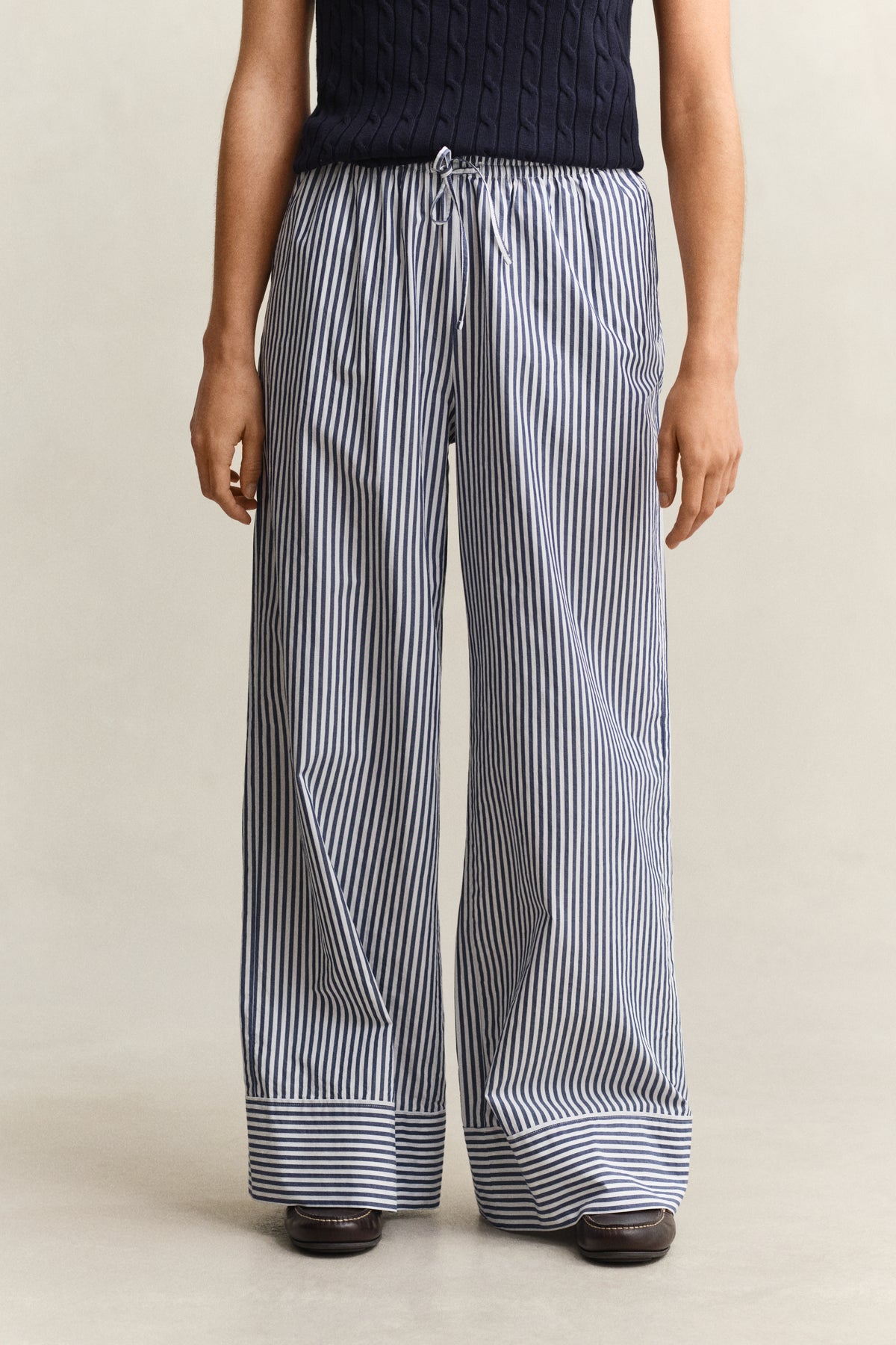 RICH NAVY, STRIPE POPLIN PULL ON PANTS, CLOSE-UP BY GANT AU.