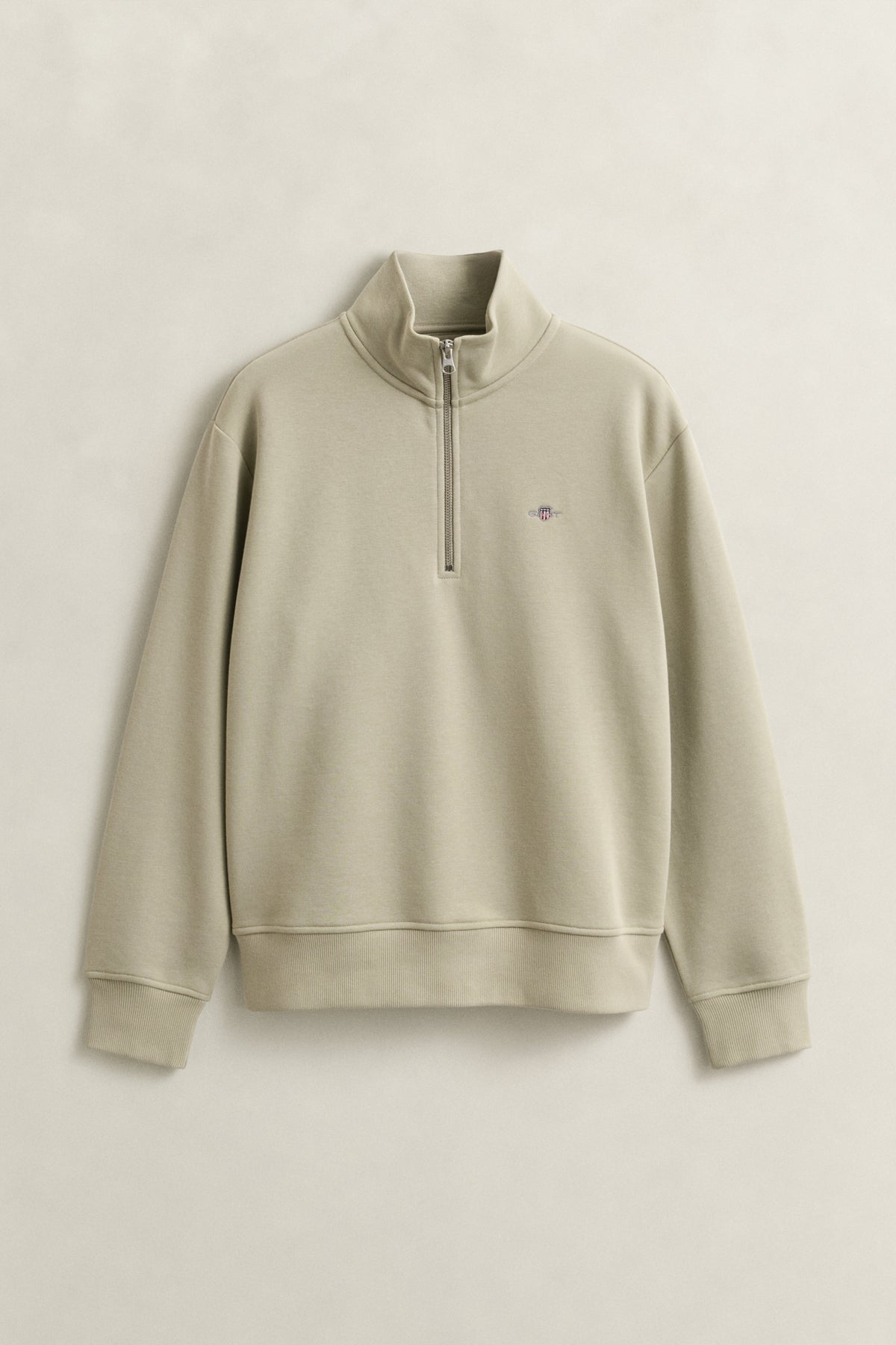 COUNTRY BEIGE, SHIELD HALF-ZIP, FLAT-LAY BY GANT AU.