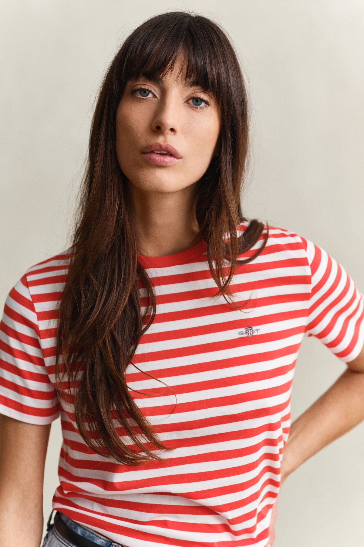 PERFECT RED, REG STRIPED SHIELD SS T-SHIRT, CLOSE-UP BY GANT AU.