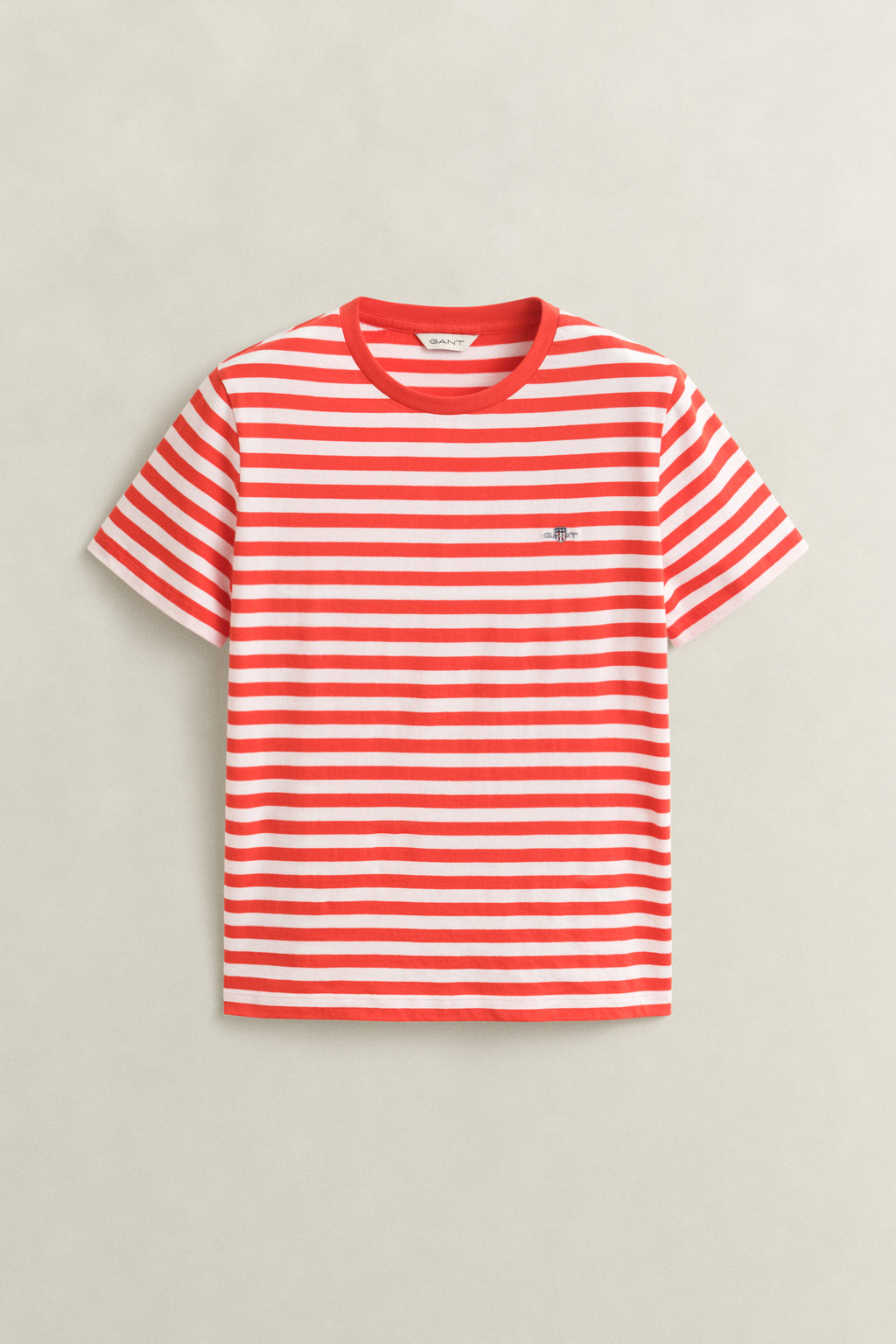 PERFECT RED, REG STRIPED SHIELD SS T-SHIRT, FLAT-LAY BY GANT AU.