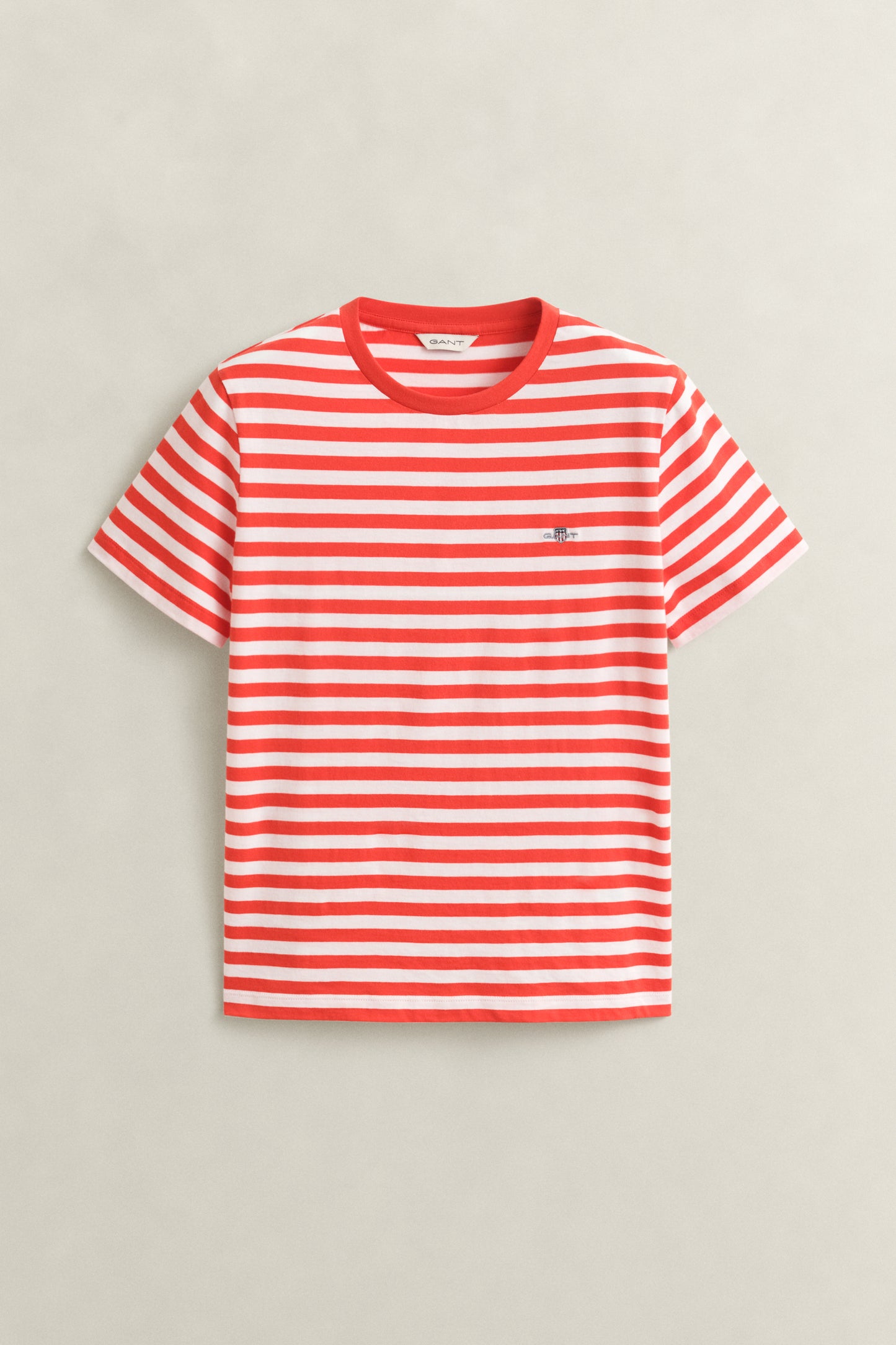 PERFECT RED, REG STRIPED SHIELD SS T-SHIRT, FLAT-LAY BY GANT AU.
