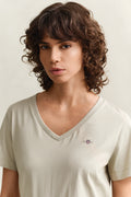 COUNTRY BEIGE, REG SHIELD SS V-NECK T-SHIRT, CLOSE-UP BY GANT AU.