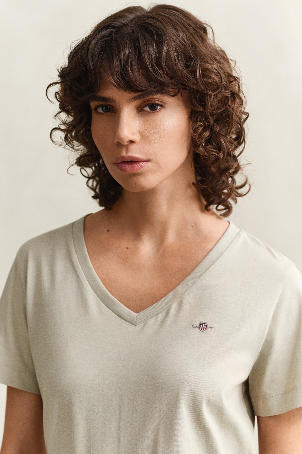 COUNTRY BEIGE, REG SHIELD SS V-NECK T-SHIRT, CLOSE-UP BY GANT AU.