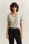 COUNTRY BEIGE, REG SHIELD SS V-NECK T-SHIRT, FRONT-VIEW BY GANT AU.