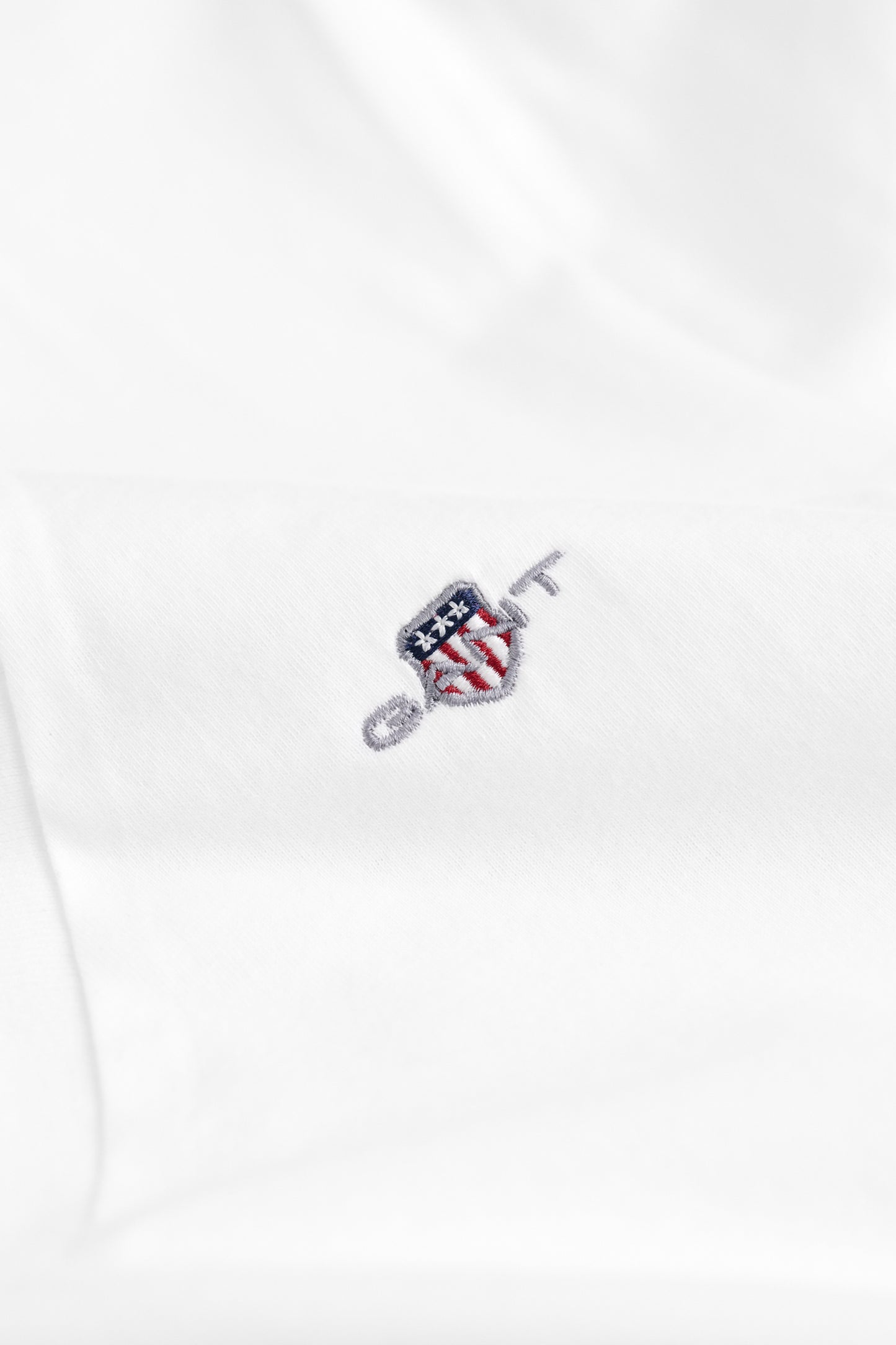 WHITE, REG SHIELD SS V-NECK T-SHIRT, FLAT-LAY BY GANT AU.
