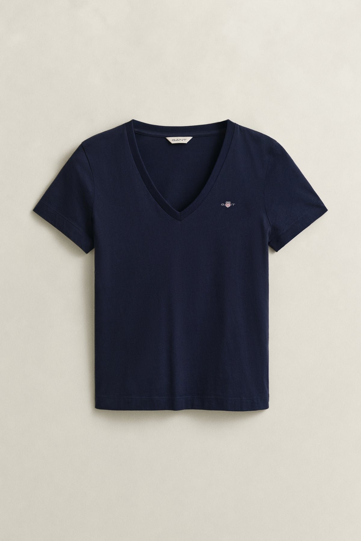 EVENING BLUE, REG SHIELD SS V-NECK T-SHIRT, FRONT-VIEW BY GANT AU.