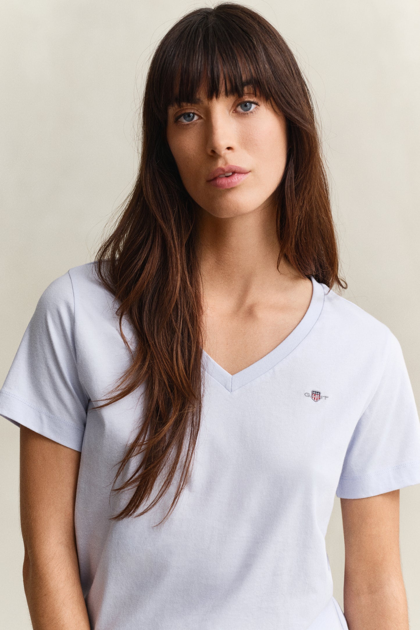LIGHT BLUE, REG SHIELD SS V-NECK T-SHIRT, CLOSE-UP BY GANT AU.