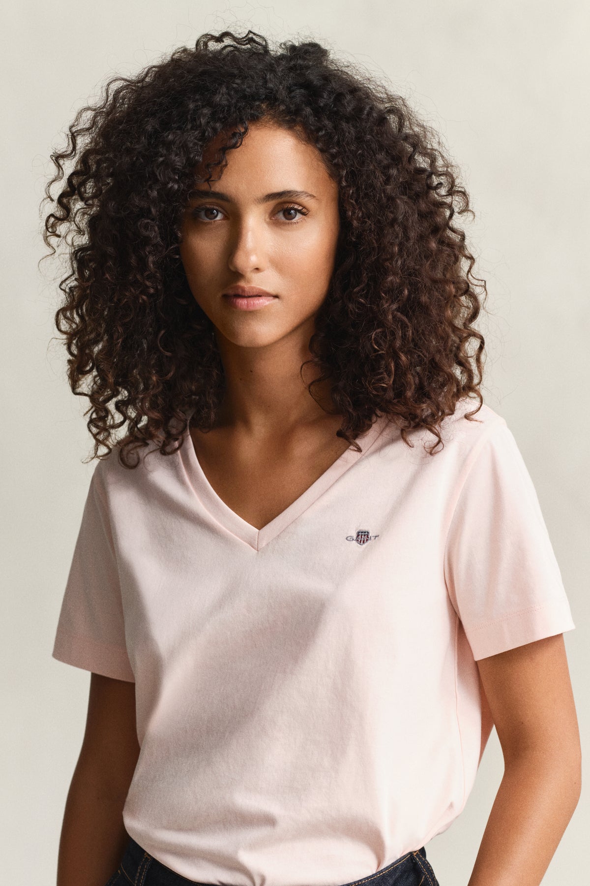 APRICOT PINK, REG SHIELD SS V-NECK T-SHIRT, CLOSE-UP BY GANT AU.