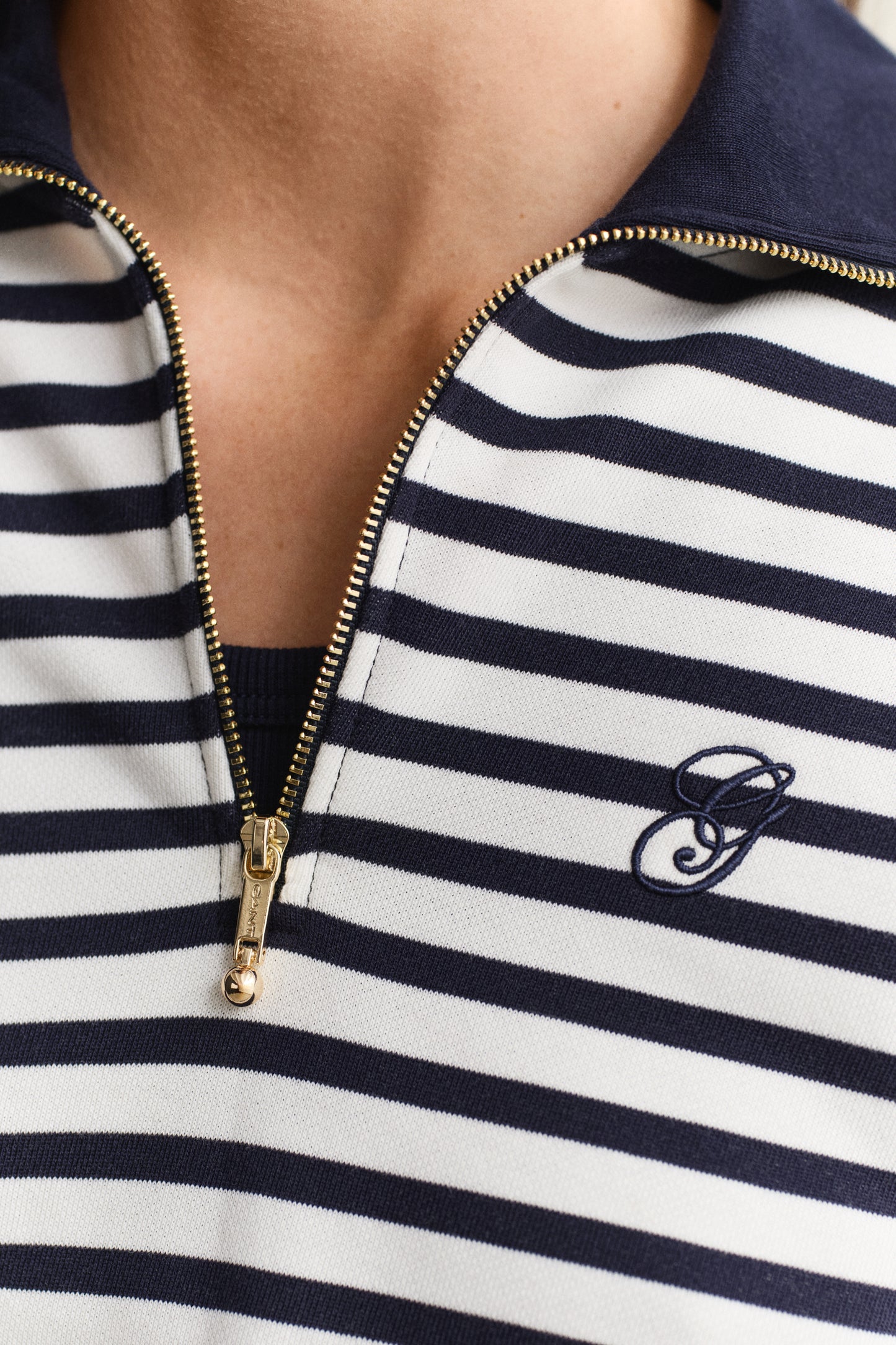 EVENING BLUE, STRIPED HALF ZIP SWEAT, CLOSE-UP BY GANT AU.