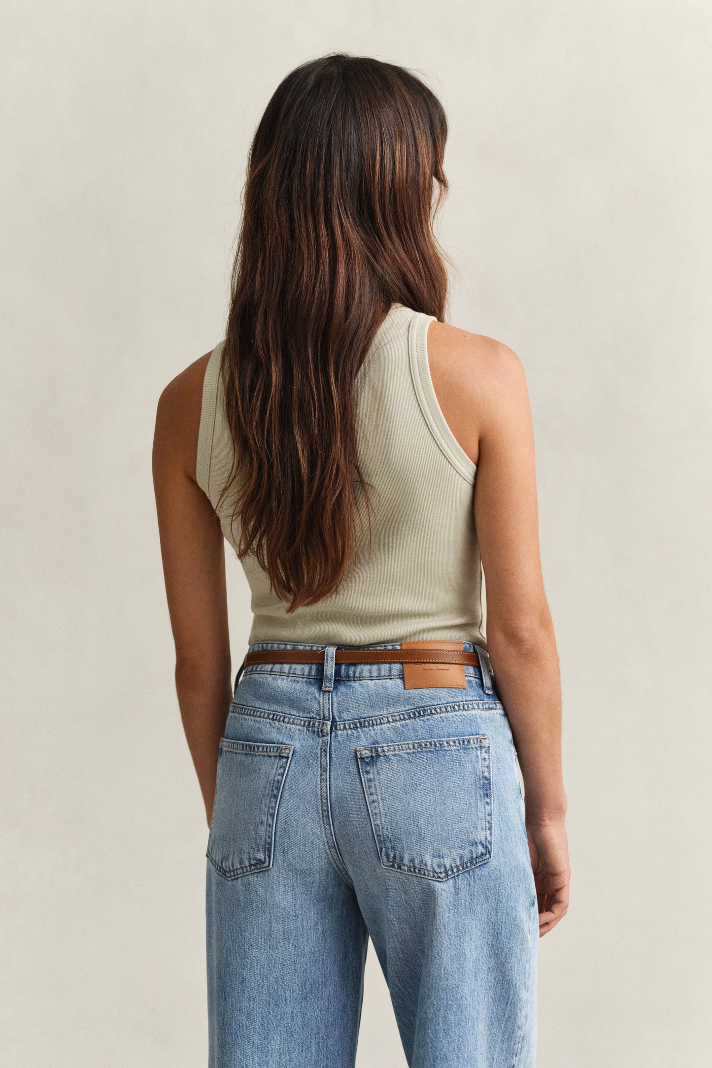 COUNTRY BEIGE, HIGH NECK RIB TANK TOP, BACK-VIEW BY GANT AU.