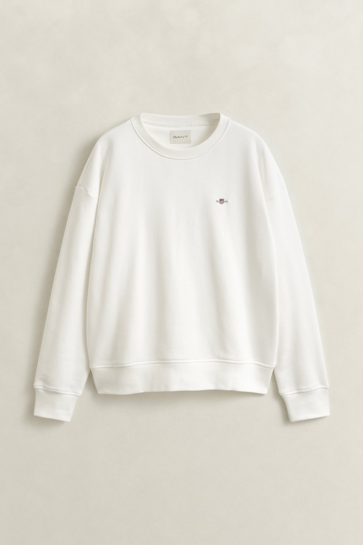 EGGSHELL, SHIELD C-NECK SWEAT, FLAT-LAY BY GANT AU.