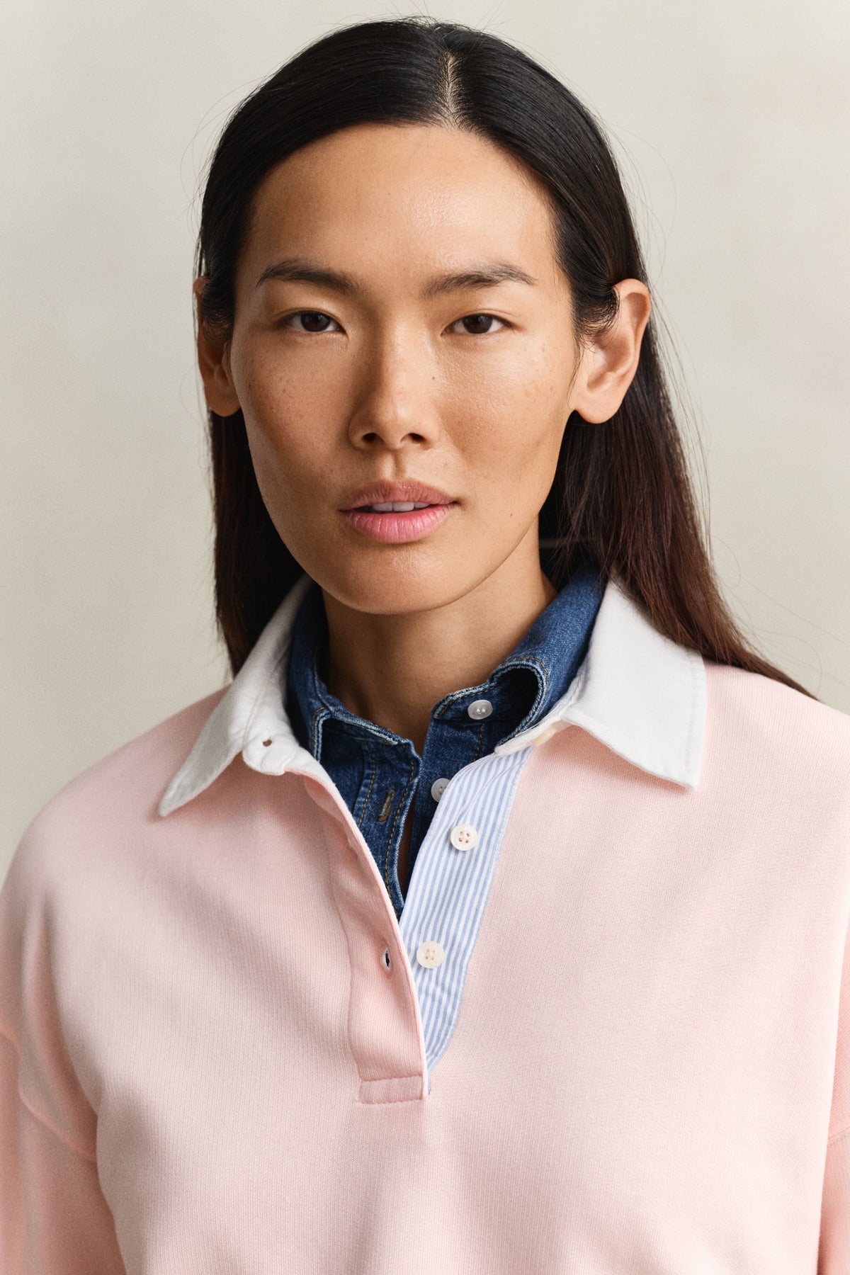 APRICOT PINK, RUGGER SWEATSHIRT, CLOSE-UP BY GANT AU.
