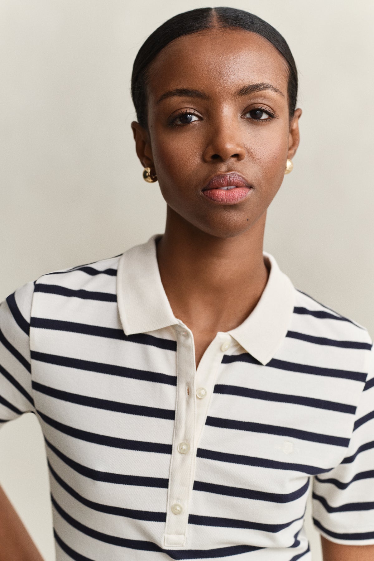 EGGSHELL, SLIM STRIPED SS PIQUE POLO, CLOSE-UP BY GANT AU.