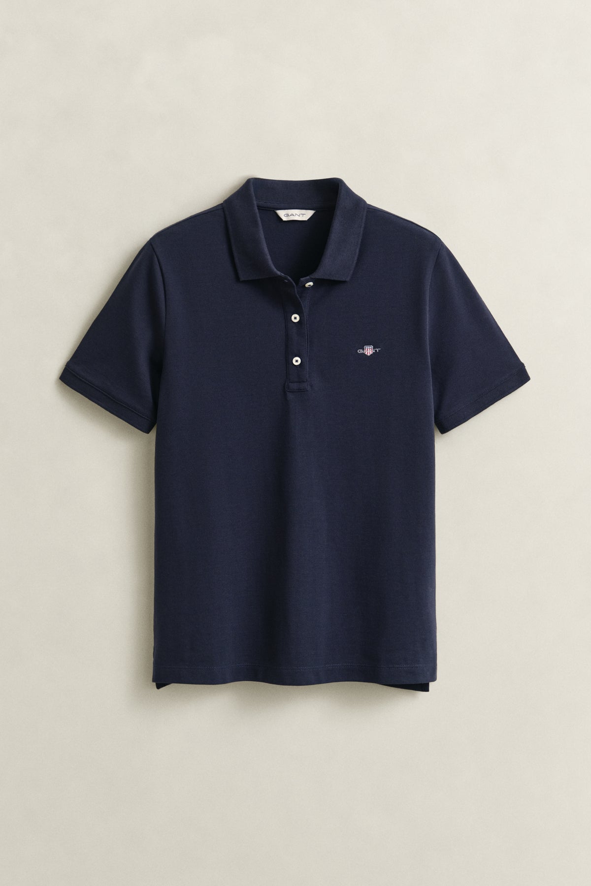 EVENING BLUE, REG SHIELD SS PIQUE POLO, FLAT-LAY BY GANT AU.