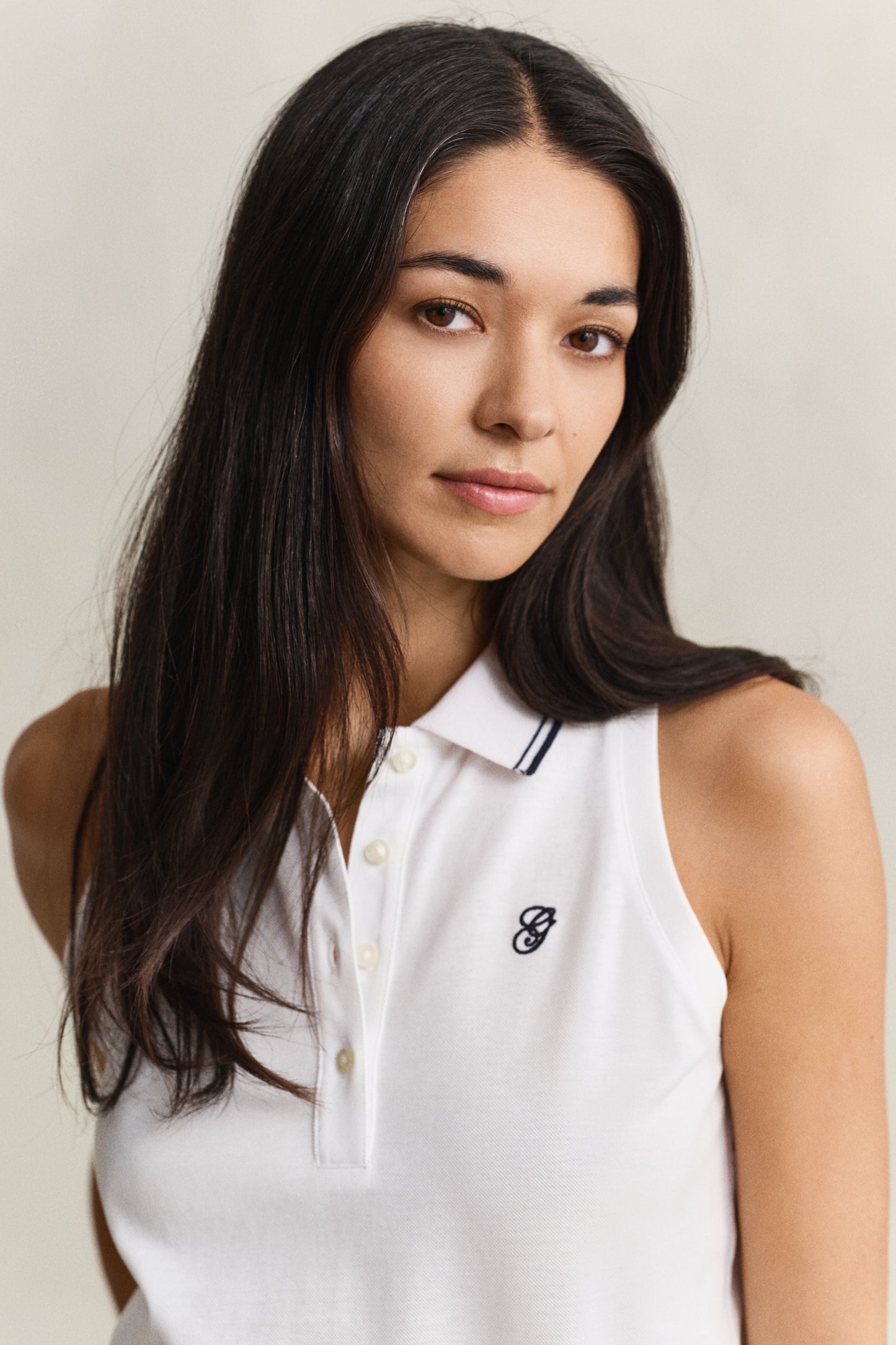 WHITE, REG SLEEVELESS PIQUE POLO, CLOSE-UP BY GANT AU.