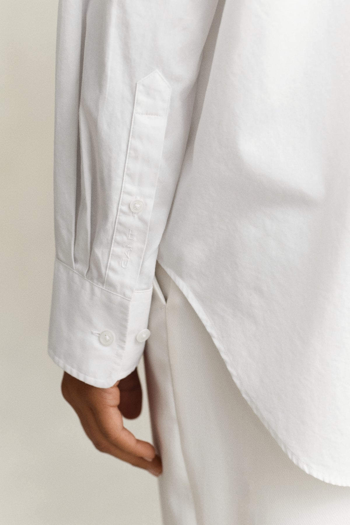 MODEL WEARING REL CLASSIC POPLIN SHIRT