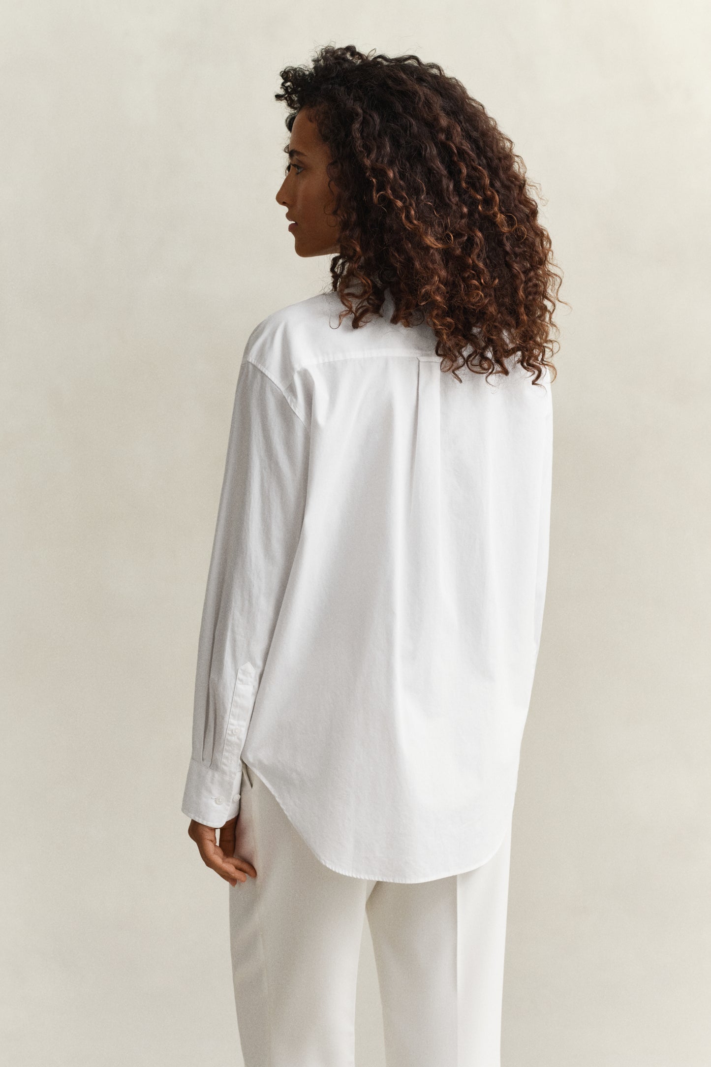 WHITE, REL CLASSIC POPLIN SHIRT, BACK-VIEW BY GANT AU.