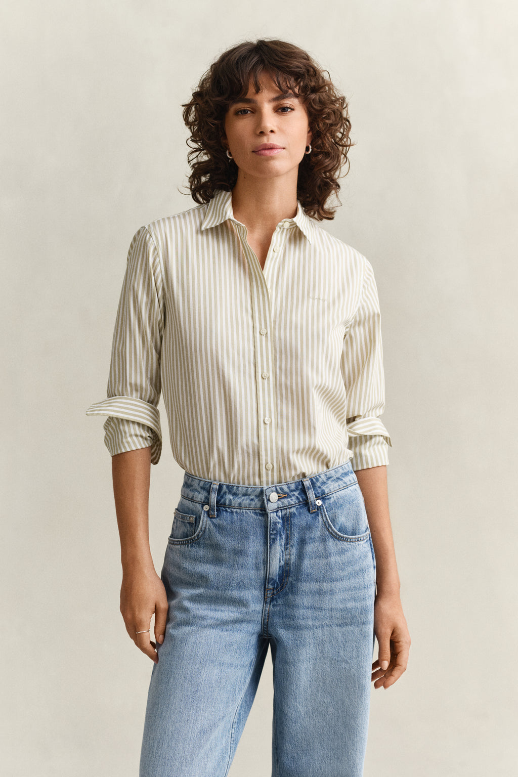 COUNTRY BEIGE, Classic Regular Poplin Shirt, FRONT-VIEW BY GANT AU.