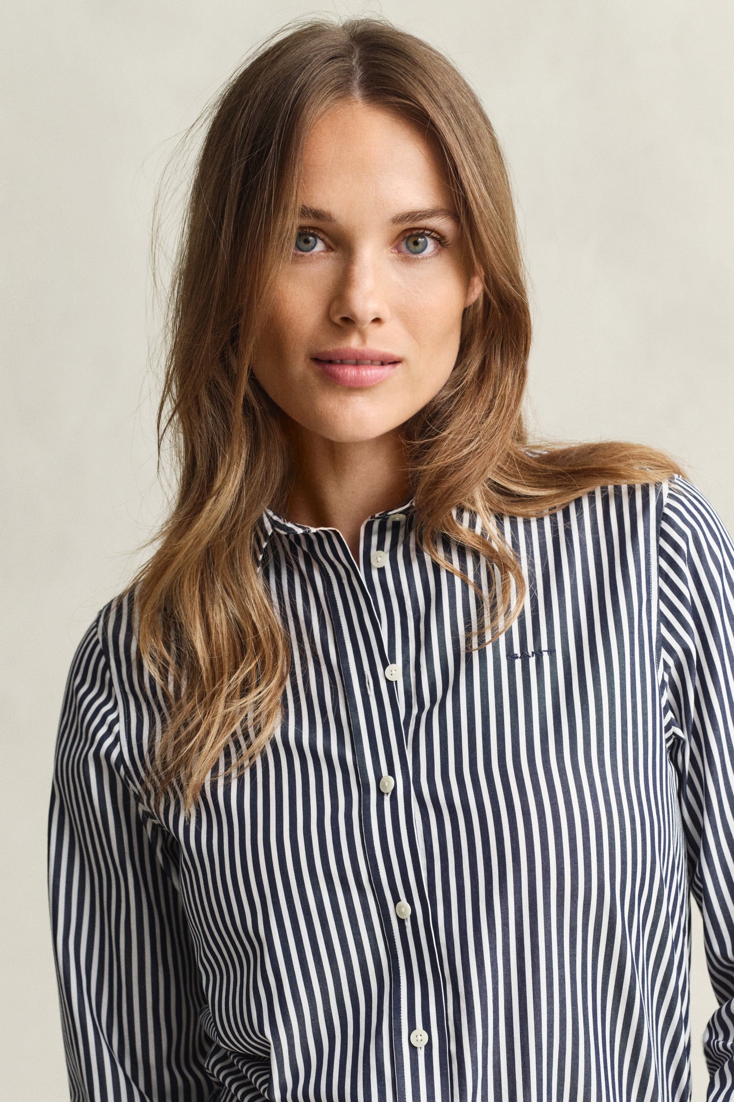 MODEL WEARING REG CLASSIC POPLIN STRIPED SHIRT