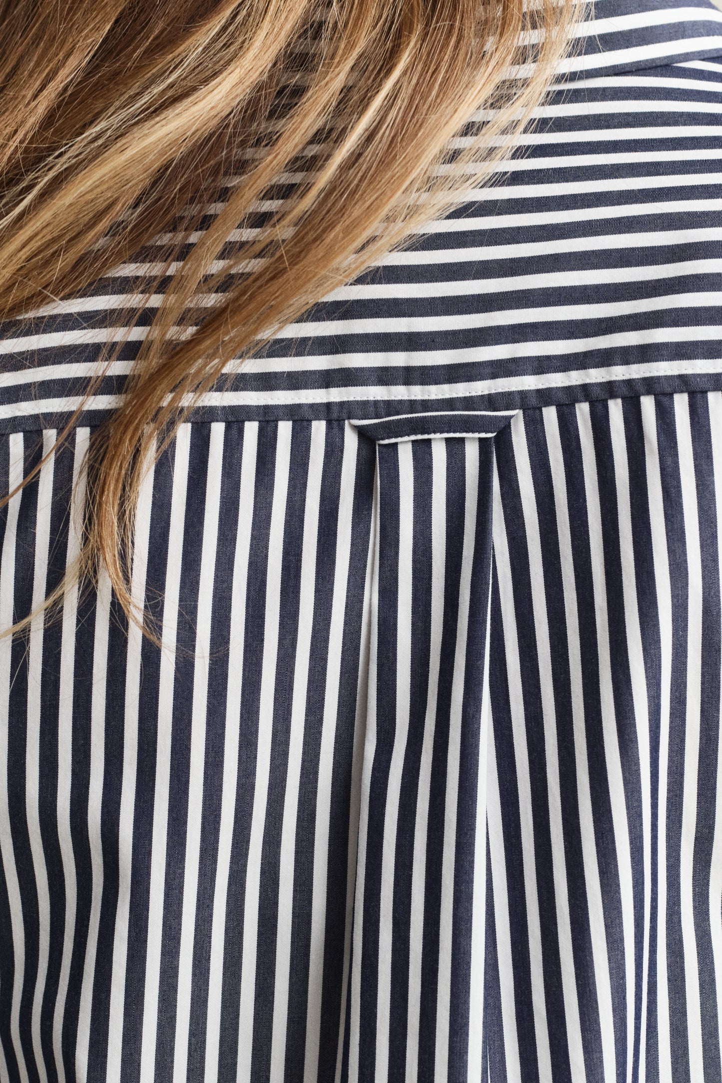 CLASSIC BLUE, REG CLASSIC POPLIN STRIPED SHIRT, CLOSE-UP BY GANT AU.