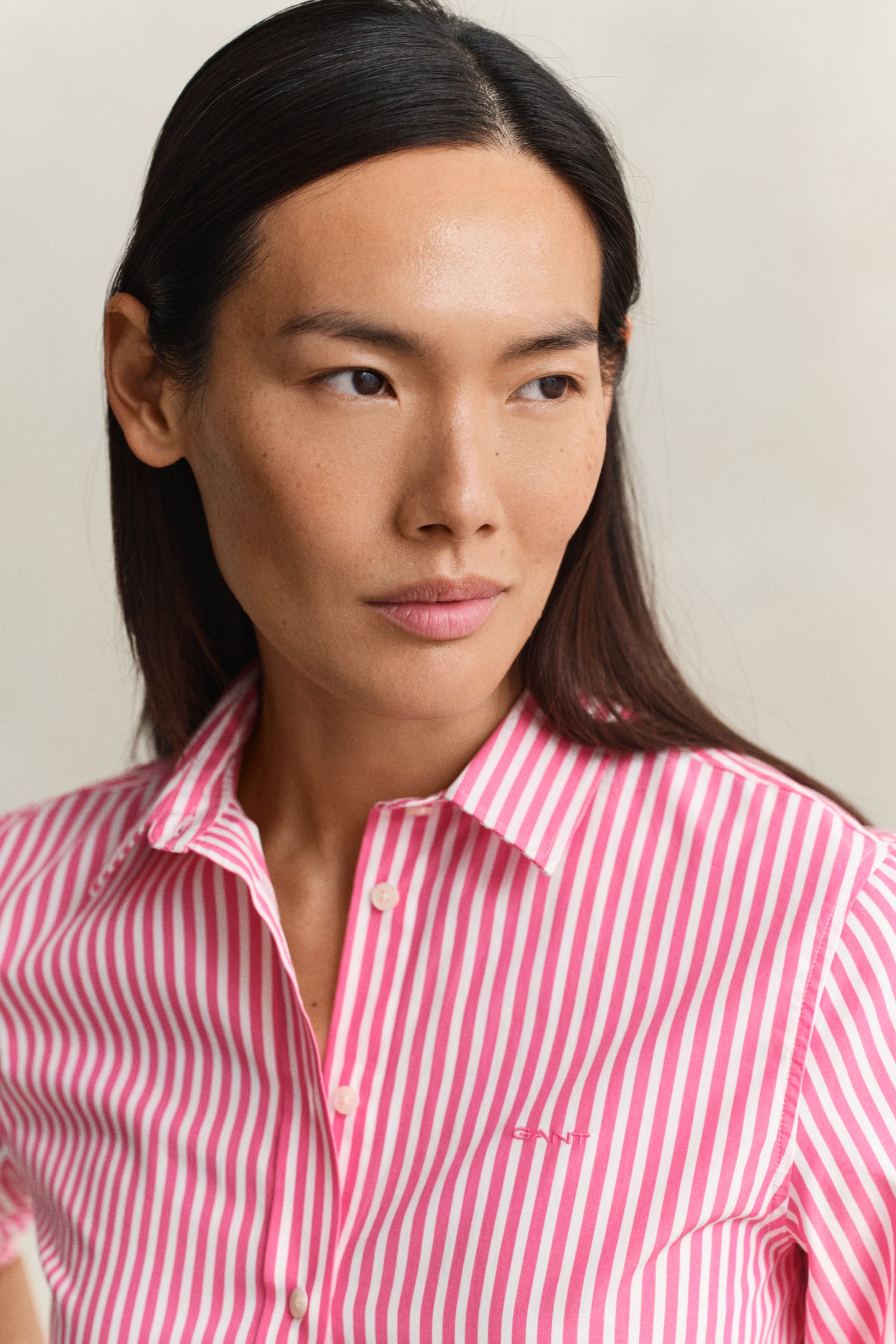 BRIGHT FUSCHIA, REG CLASSIC POPLIN STRIPED SHIRT, CLOSE-UP BY GANT AU.