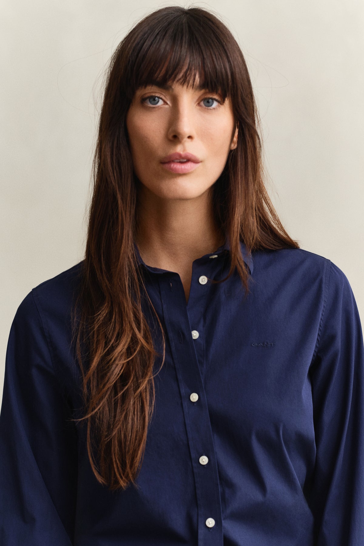 CLASSIC BLUE, REG CLASSIC POPLIN SHIRT, CLOSE-UP BY GANT AU.