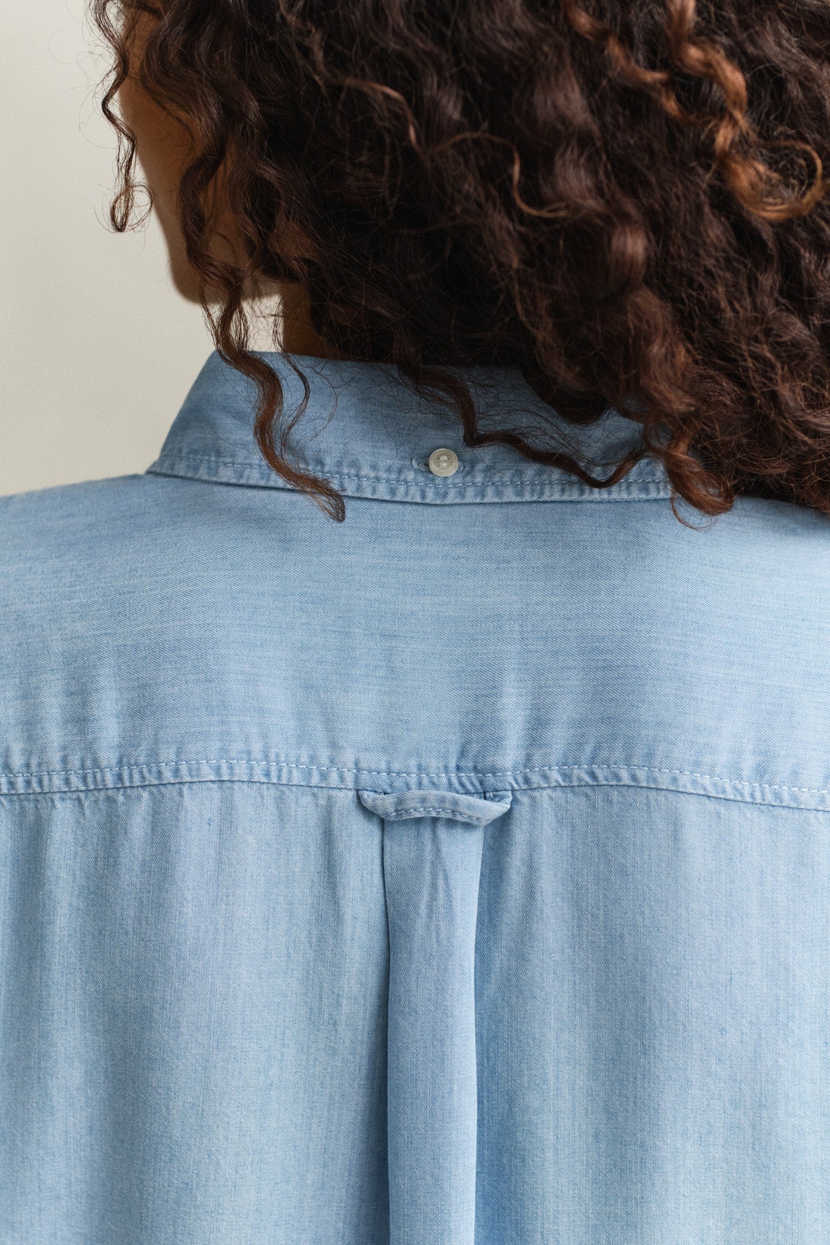 LIGHT BLUE WORN IN, Relaxed Indigo Shirt, CLOSE-UP BY GANT AU.