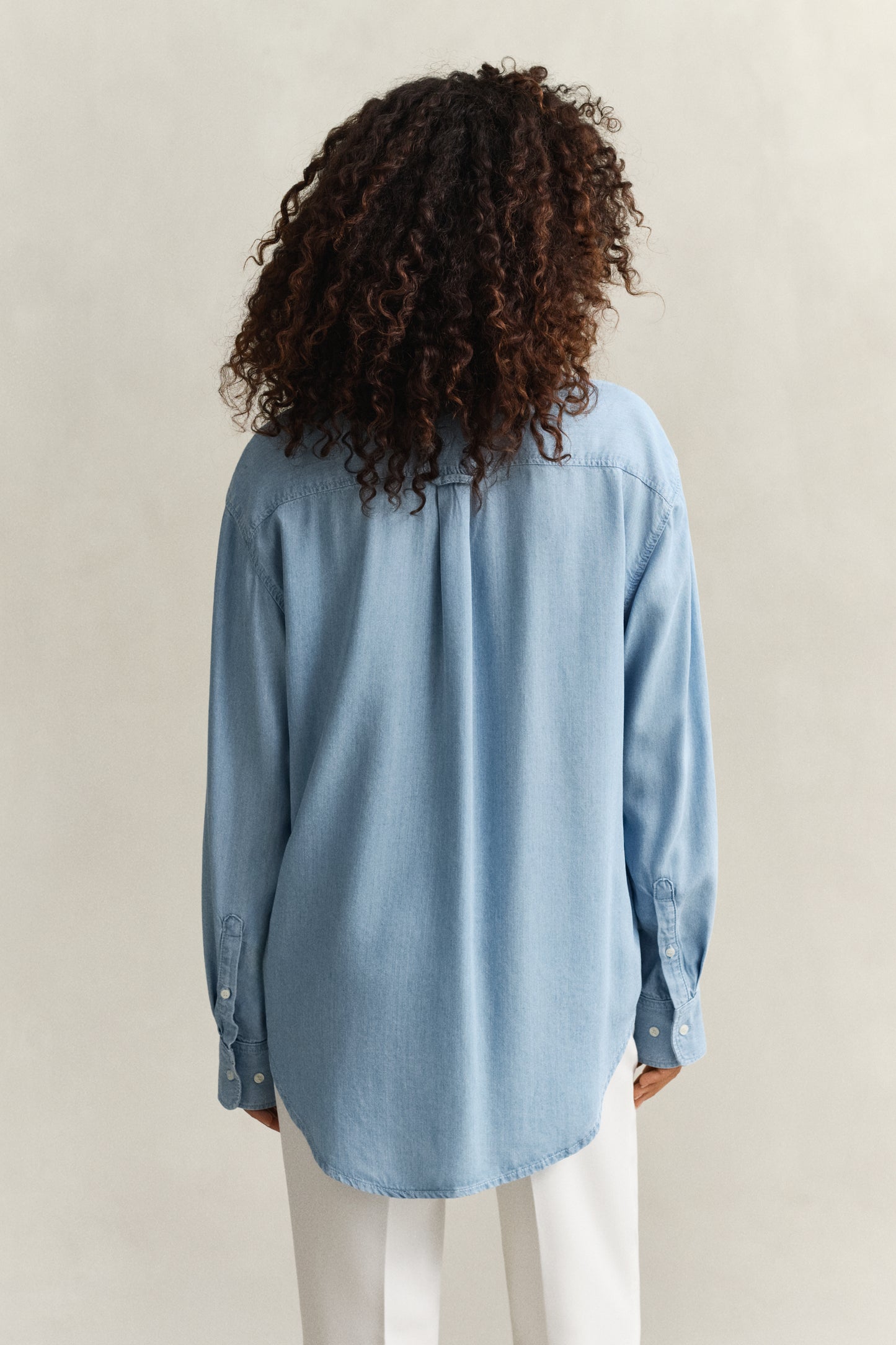 LIGHT BLUE WORN IN, Relaxed Indigo Shirt, BACK-VIEW BY GANT AU.