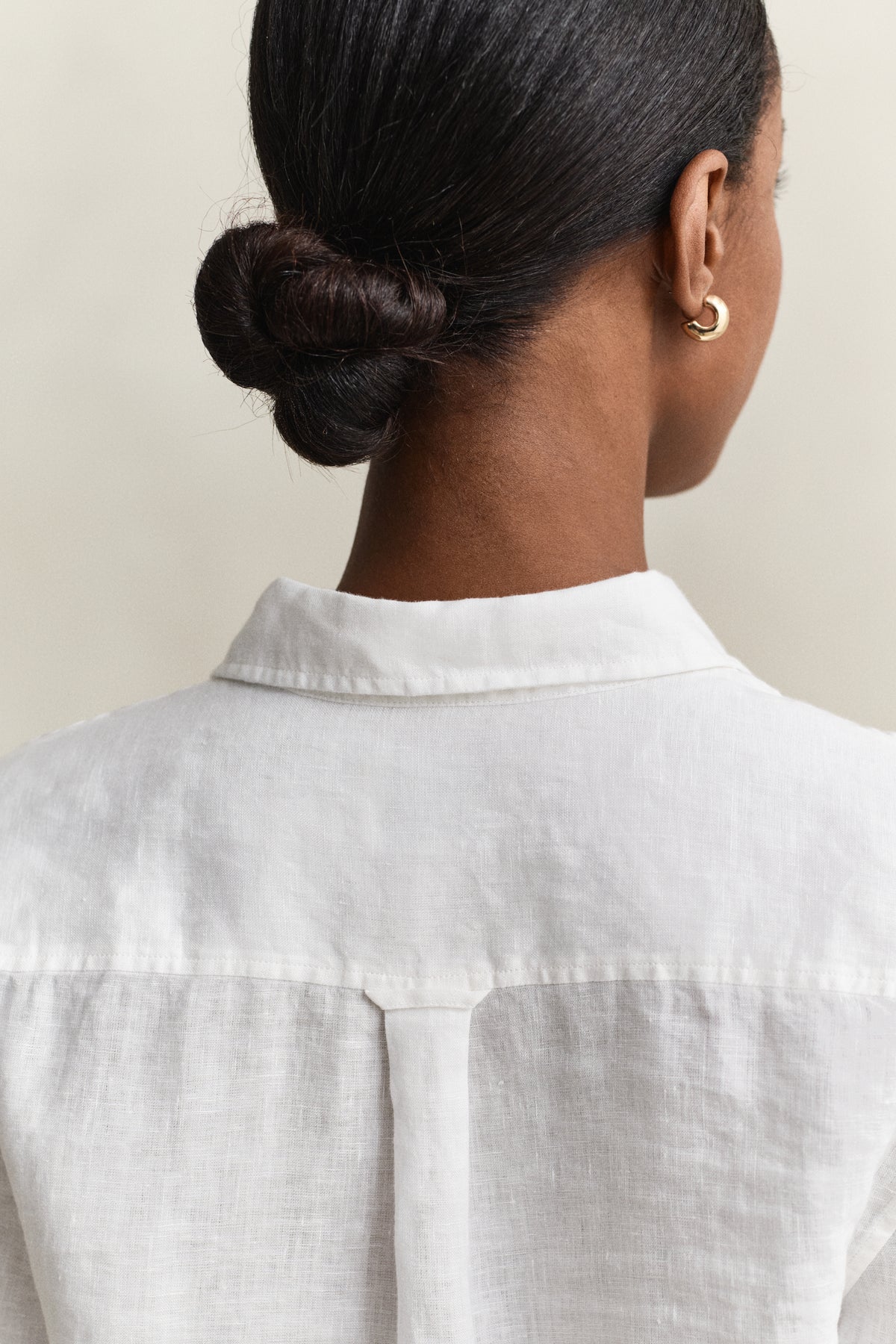 MODEL WEARING REG LINEN LS SHIRT