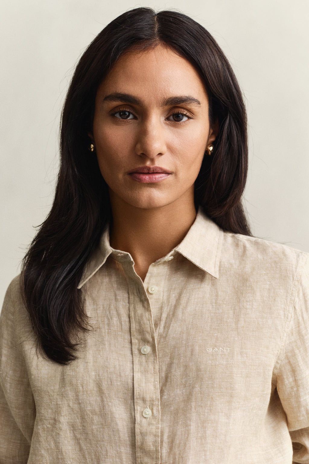 MODEL WEARING REG LINEN LS SHIRT
