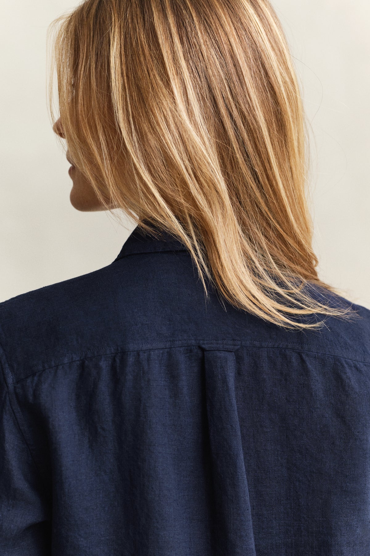 MODEL WEARING REG LINEN LS SHIRT