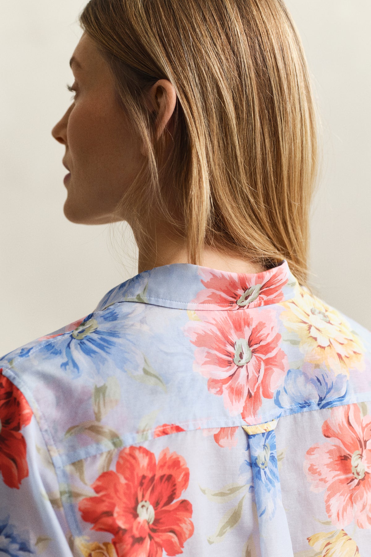 LIGHT BLUE, REG FLORAL PRINT CTN SILK LS SHIRT, CLOSE-UP BY GANT AU.