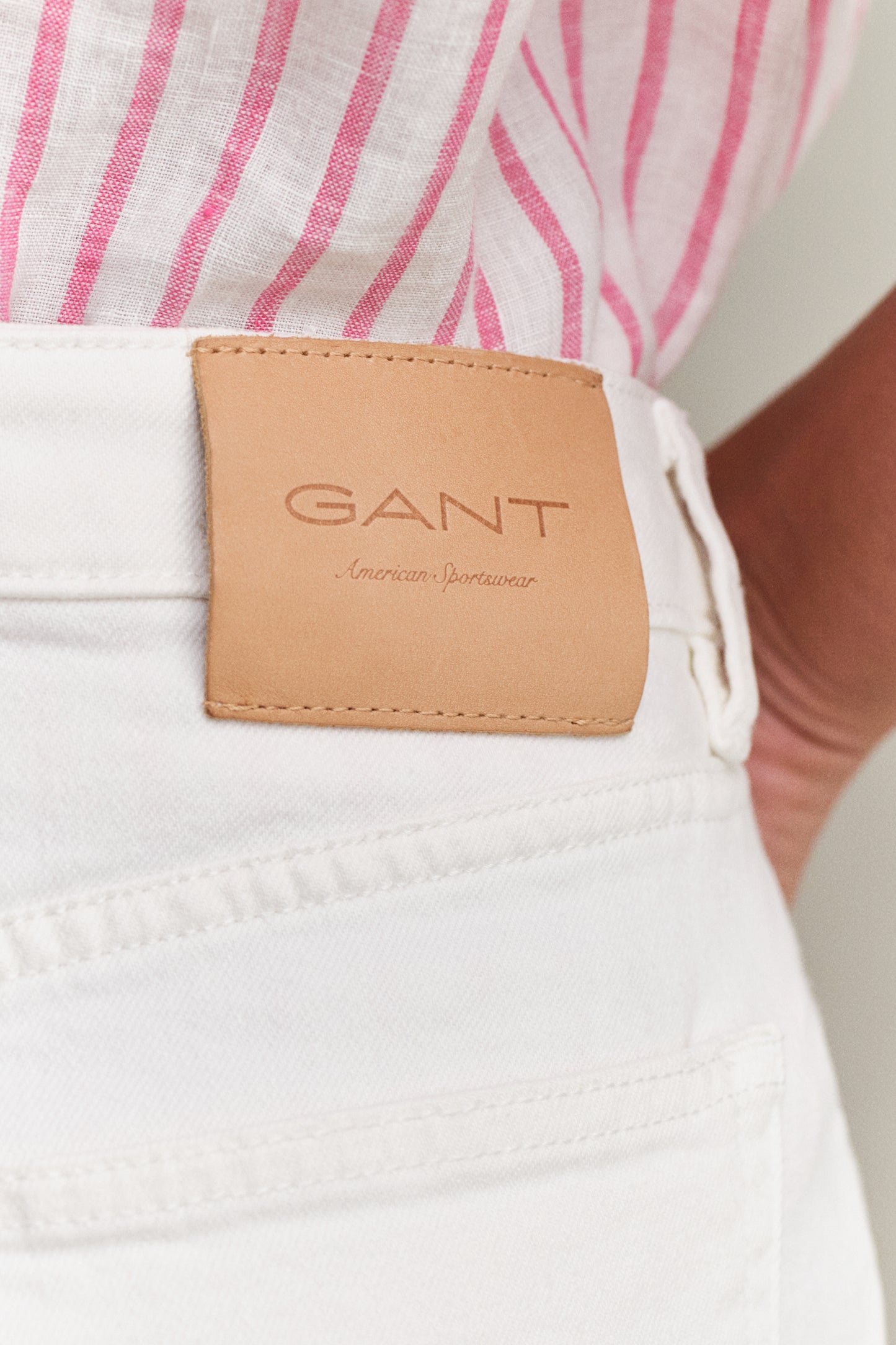 EGGSHELL, DENIM SHORT SKIRT, CLOSE-UP BY GANT AU.