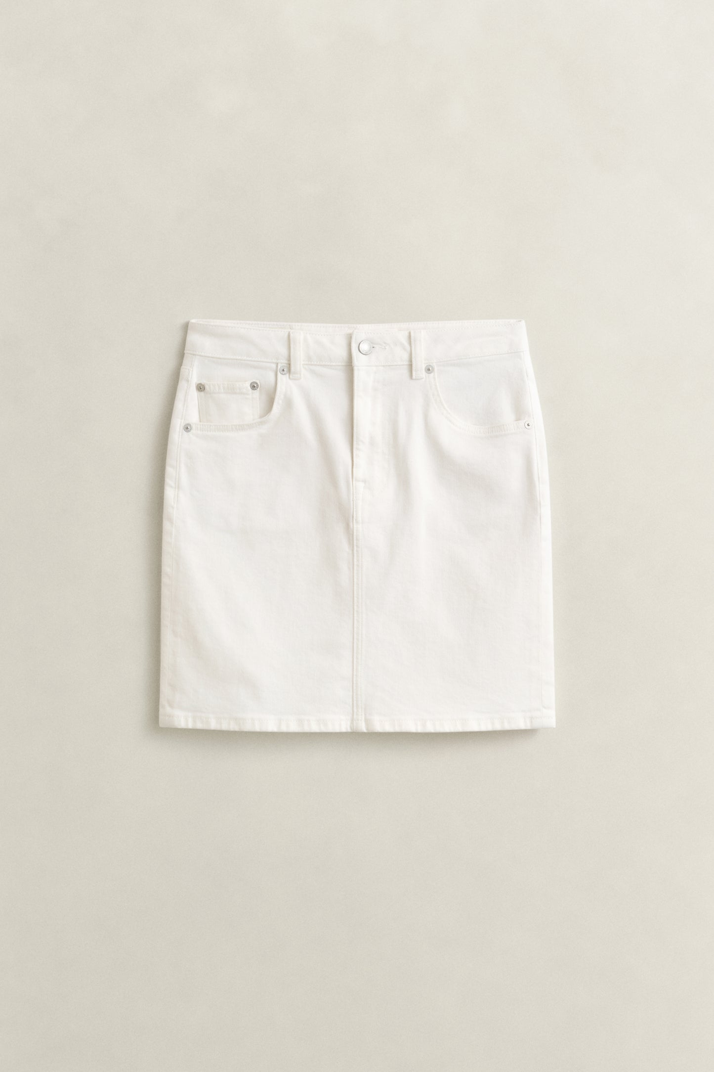 EGGSHELL, DENIM SHORT SKIRT, FRONT-VIEW BY GANT AU.