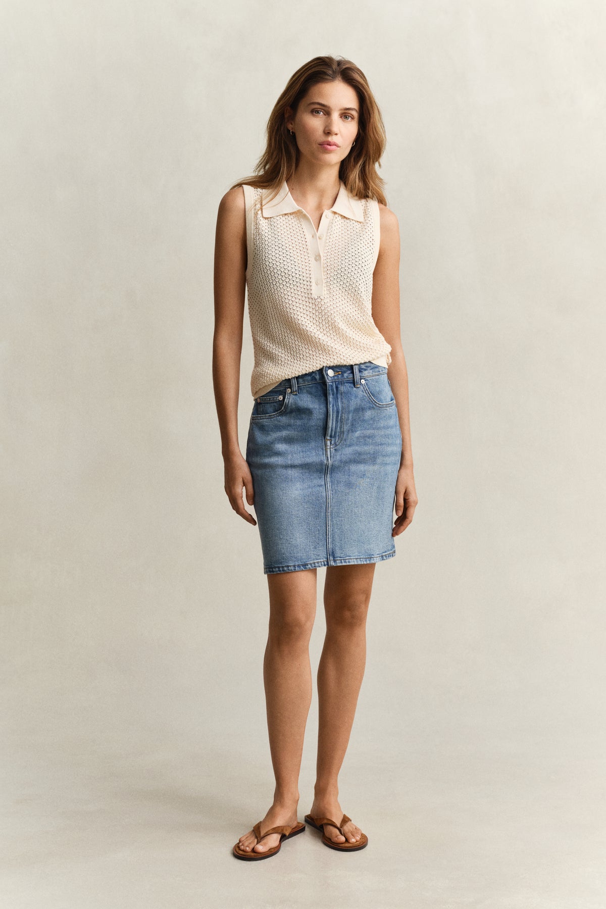 SEMI LIGHT BLUE BROKEN IN, DENIM SHORT SKIRT, FRONT-VIEW BY GANT AU.