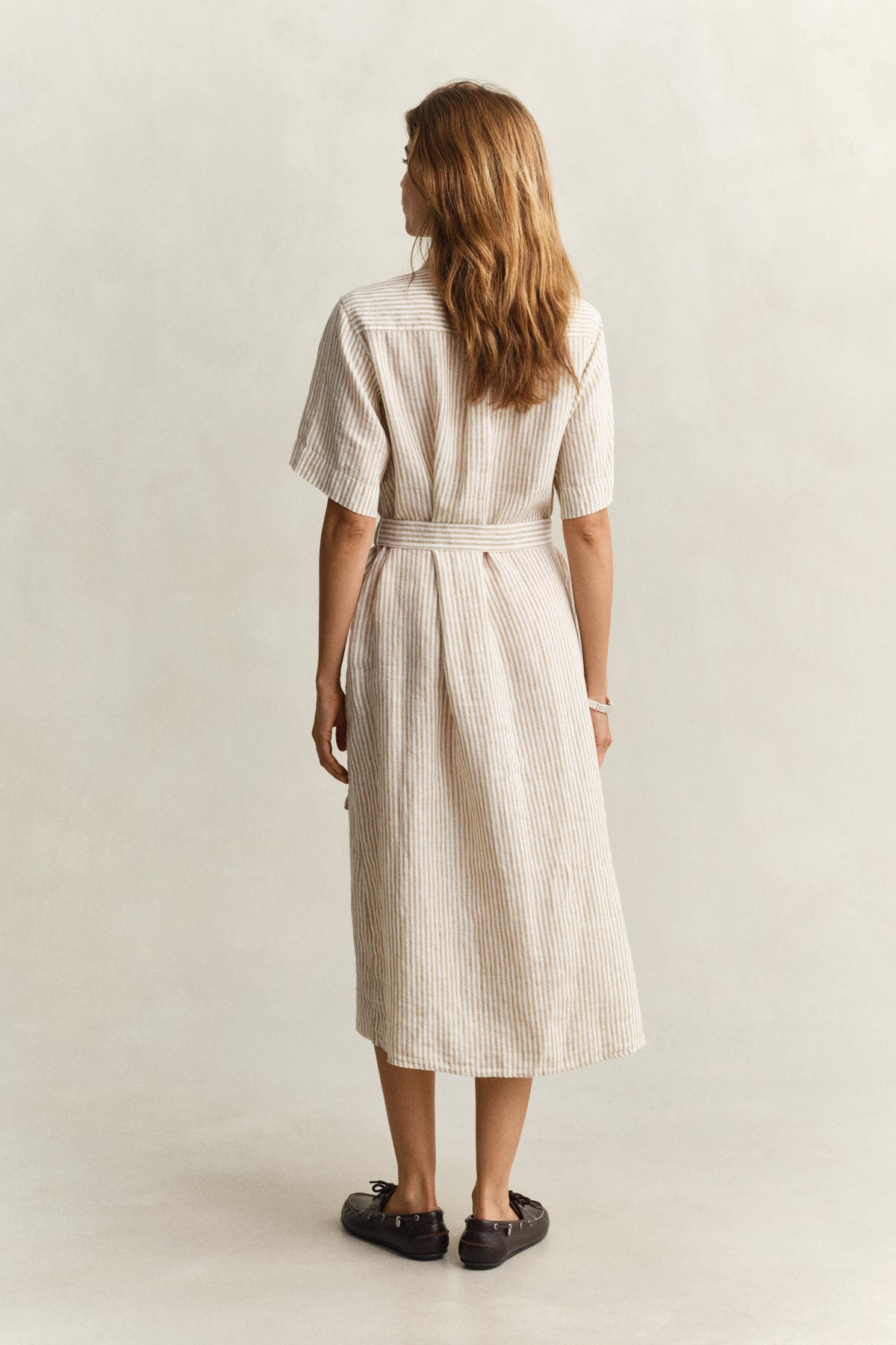 OAT BEIGE, STRIPED LINEN SS SHIRT DRESS, BACK-VIEW BY GANT AU.