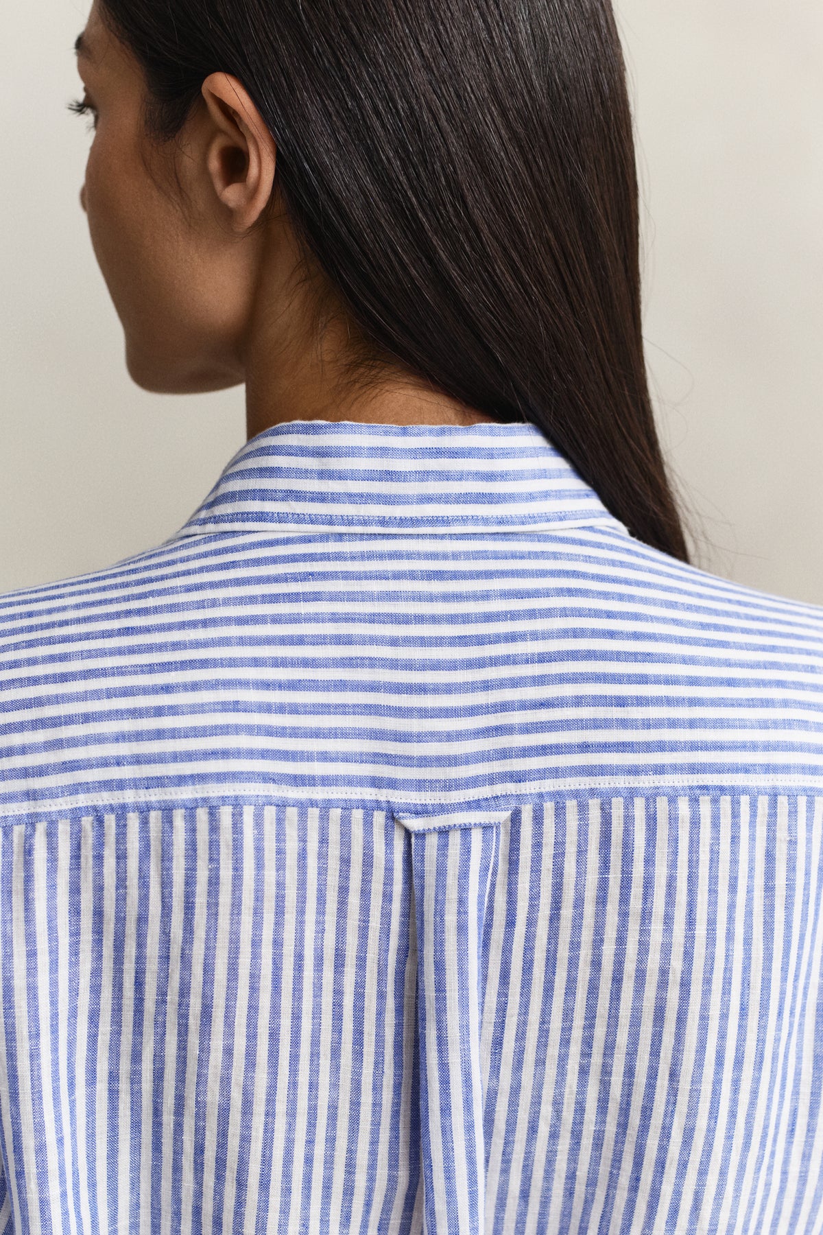 MODEL WEARING STRIPED LINEN SS SHIRT DRESS