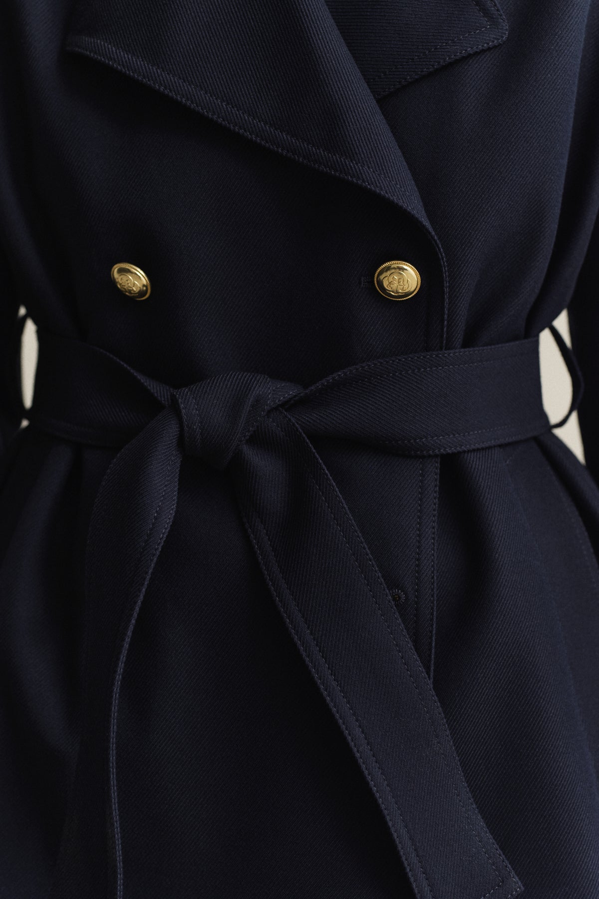 MODEL WEARING FLUID SHORT TRENCH COAT