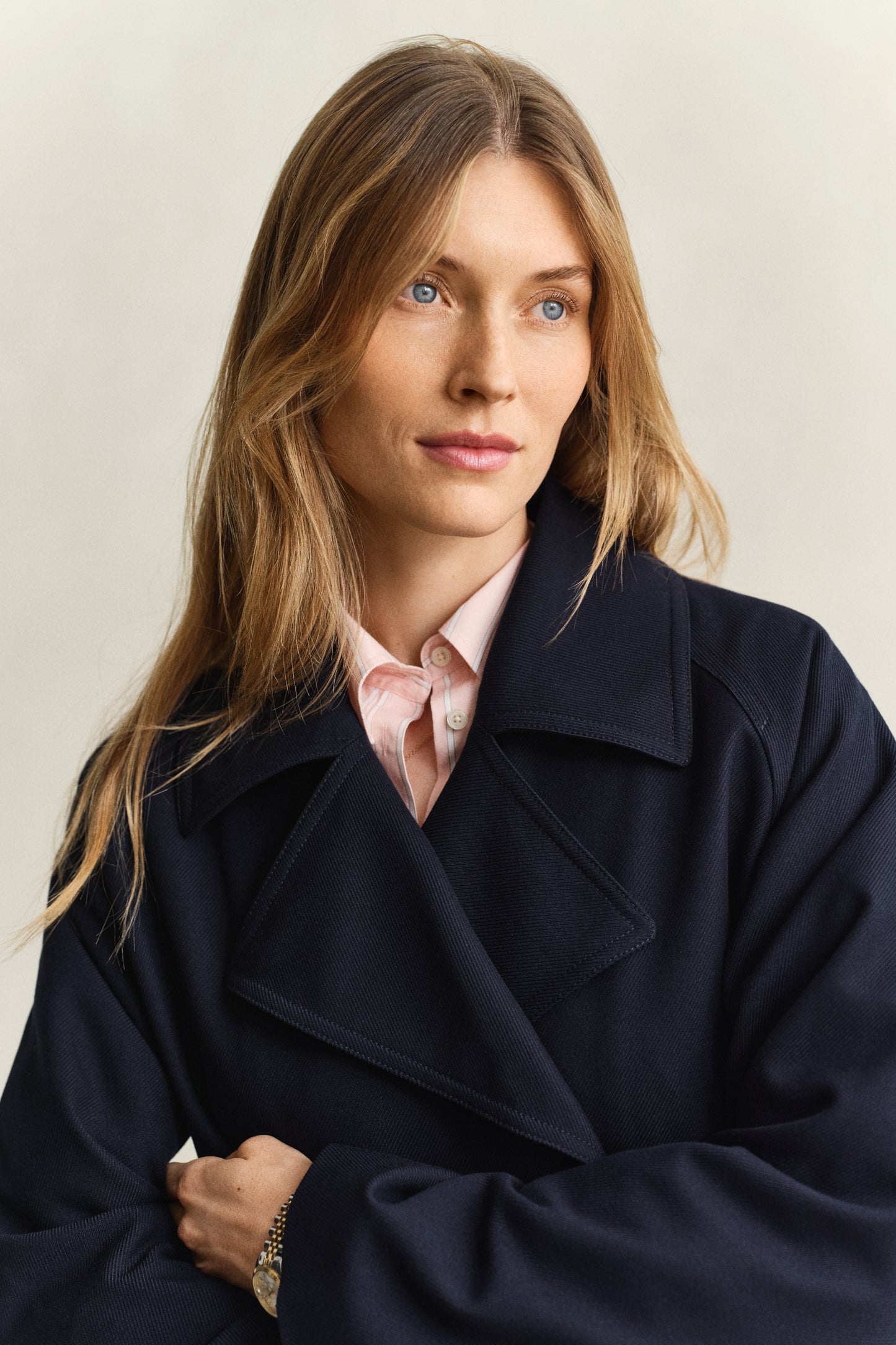 EVENING BLUE, FLUID SHORT TRENCH COAT, CLOSE-UP BY GANT AU.