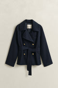 EVENING BLUE, FLUID SHORT TRENCH COAT, FLAT-LAY BY GANT AU.