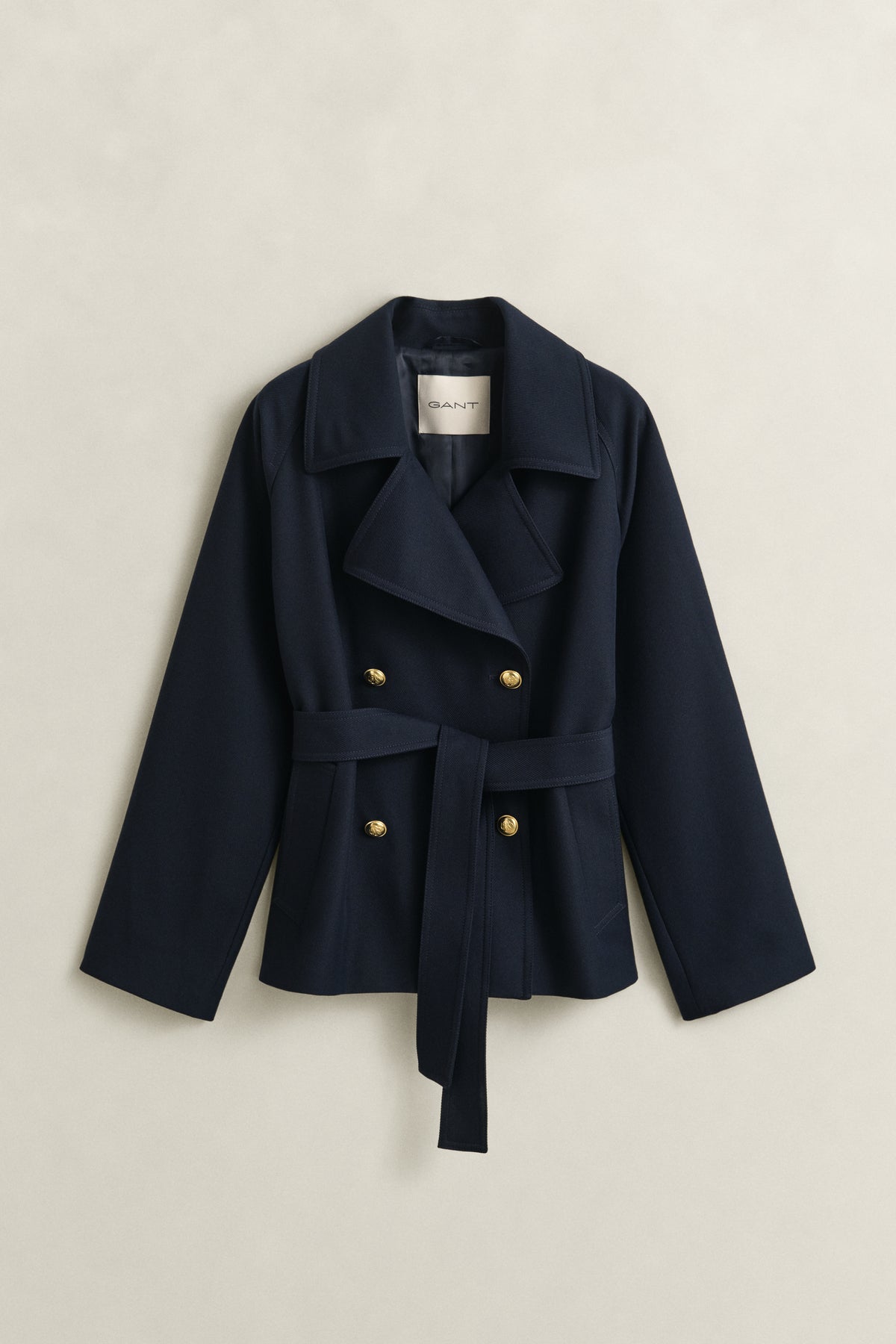 EVENING BLUE, FLUID SHORT TRENCH COAT, FLAT-LAY BY GANT AU.