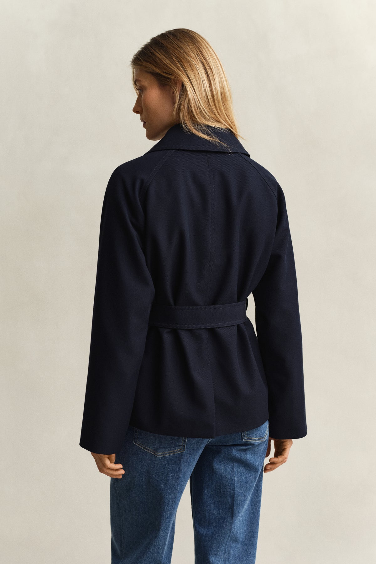 EVENING BLUE, FLUID SHORT TRENCH COAT, BACK-VIEW BY GANT AU.