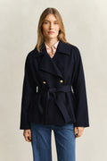 EVENING BLUE, FLUID SHORT TRENCH COAT, FRONT-VIEW BY GANT AU.