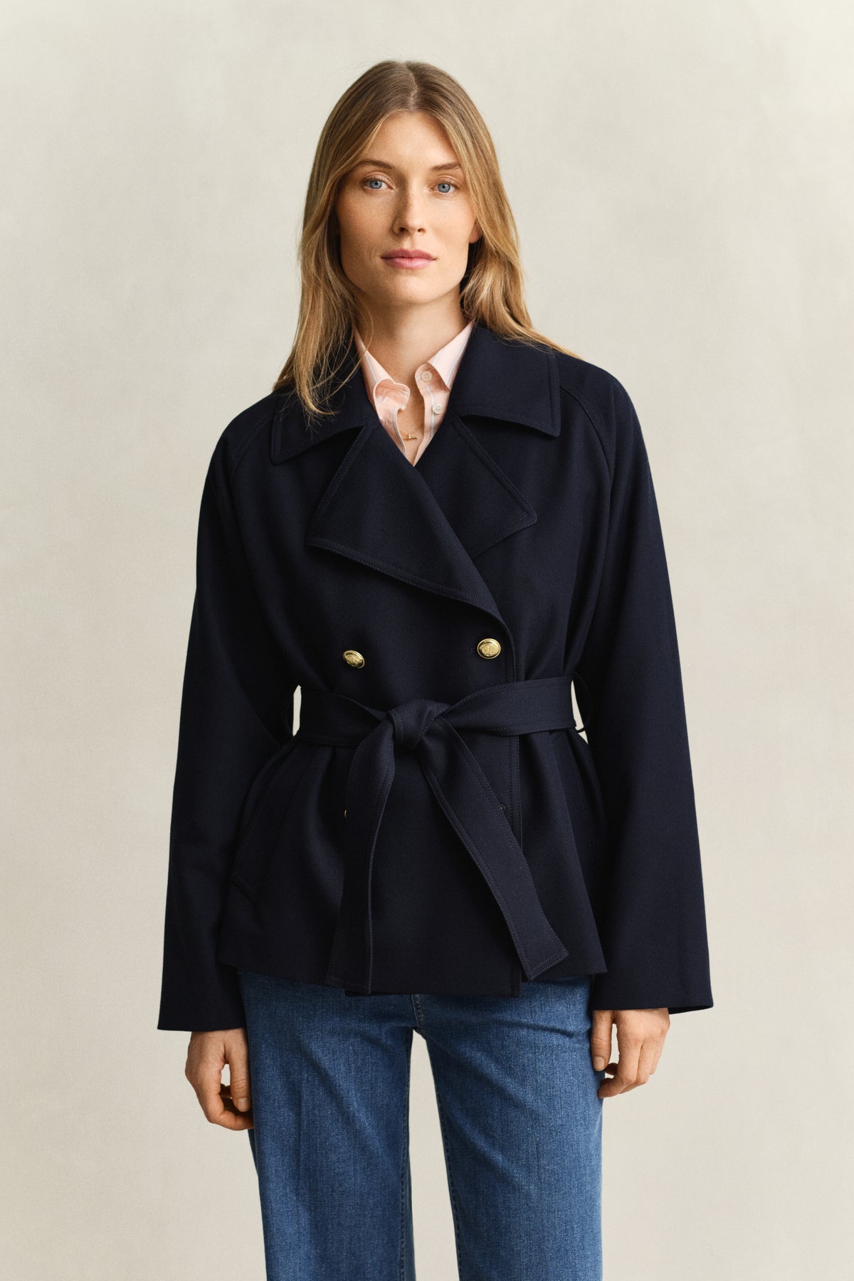 EVENING BLUE, FLUID SHORT TRENCH COAT, FRONT-VIEW BY GANT AU.