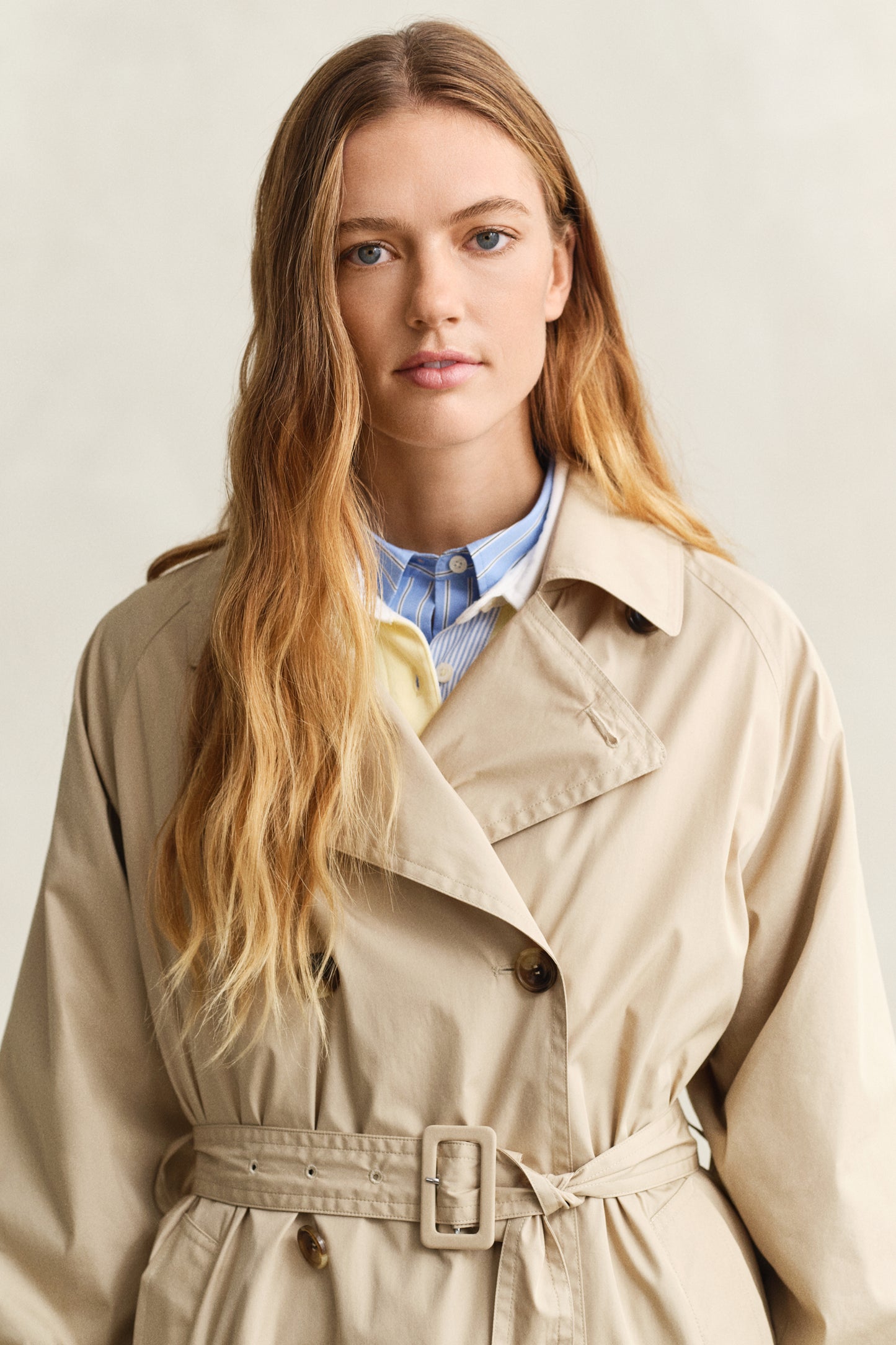 OAT BEIGE, LIGHTWEIGHT TRENCH COAT, CLOSE-UP BY GANT AU.