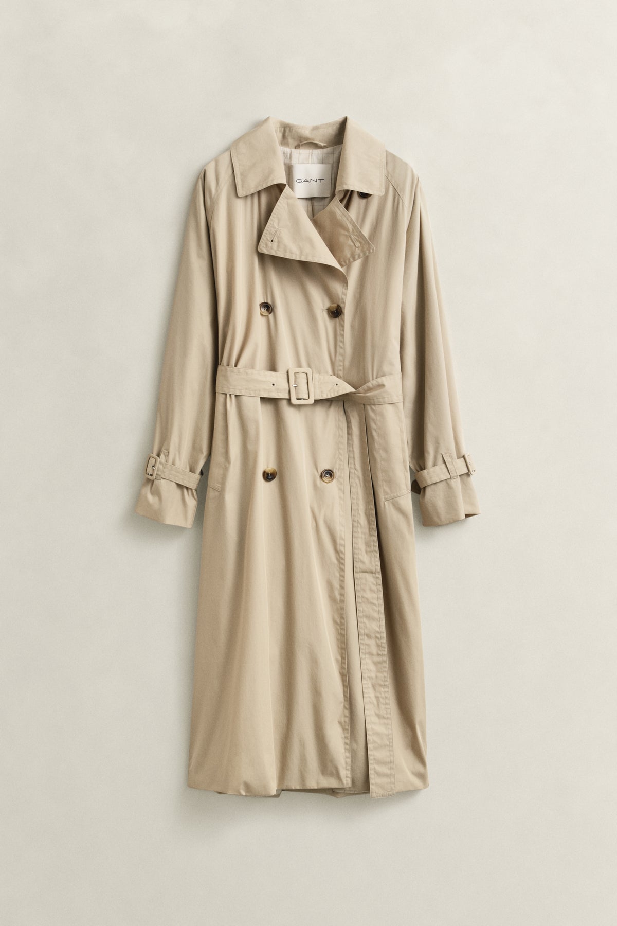 OAT BEIGE, LIGHTWEIGHT TRENCH COAT, FLAT-LAY BY GANT AU.