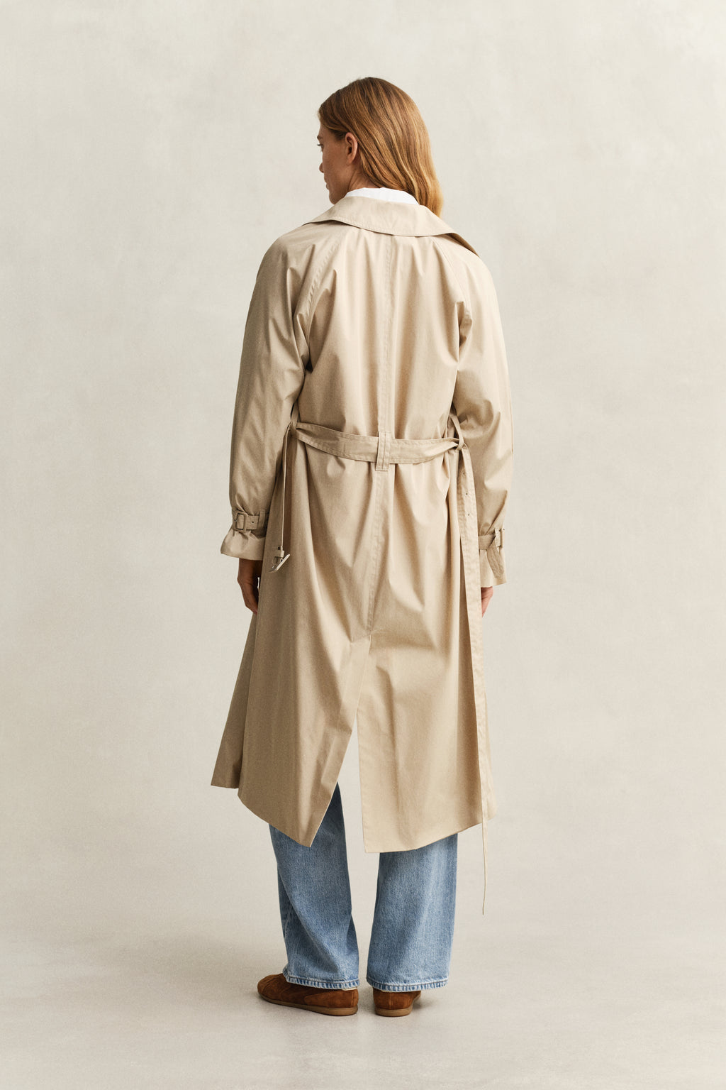OAT BEIGE, LIGHTWEIGHT TRENCH COAT, BACK-VIEW BY GANT AU.